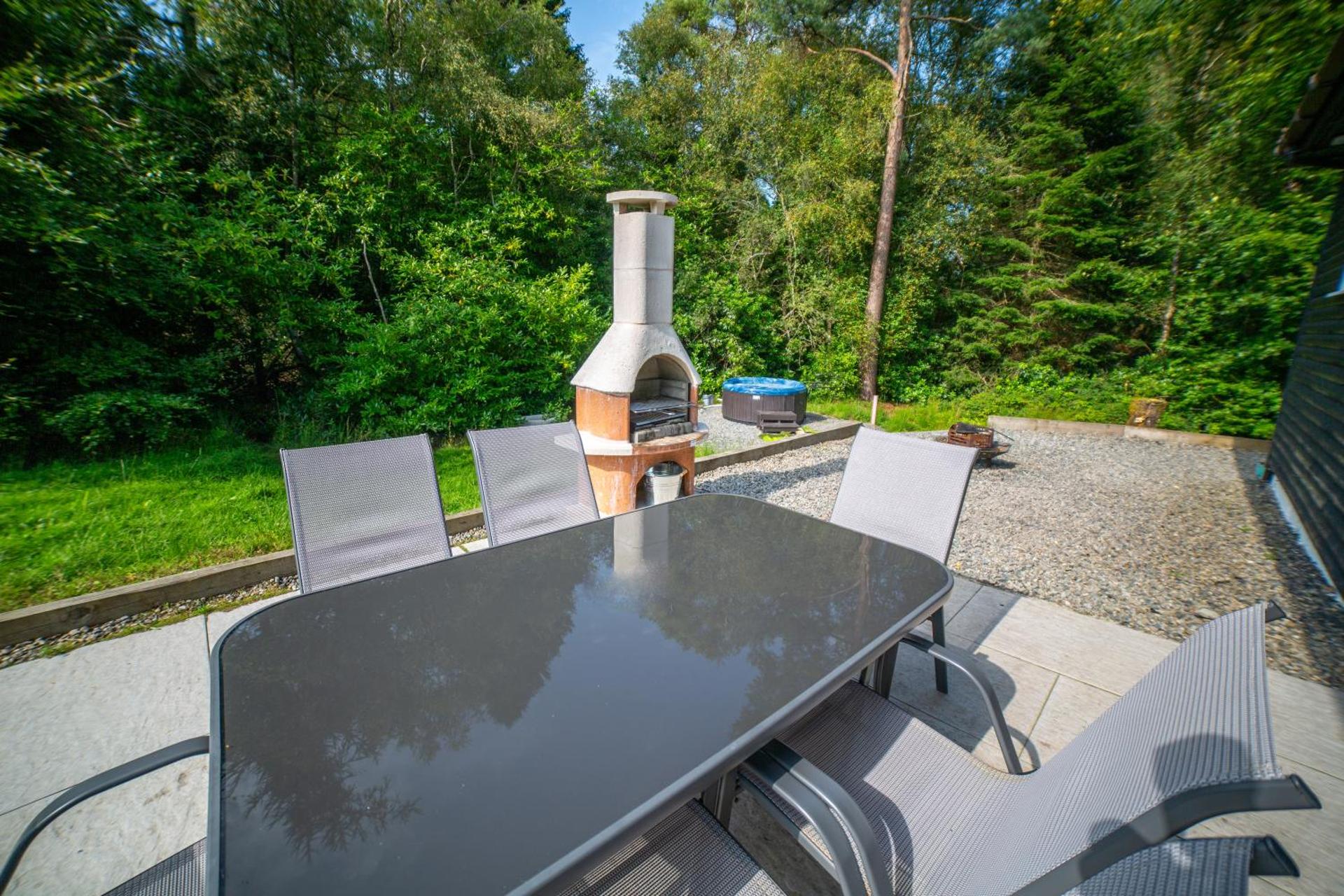 Large Newly Refurbished Lakeside Chalet With Optional Private Hot Tub