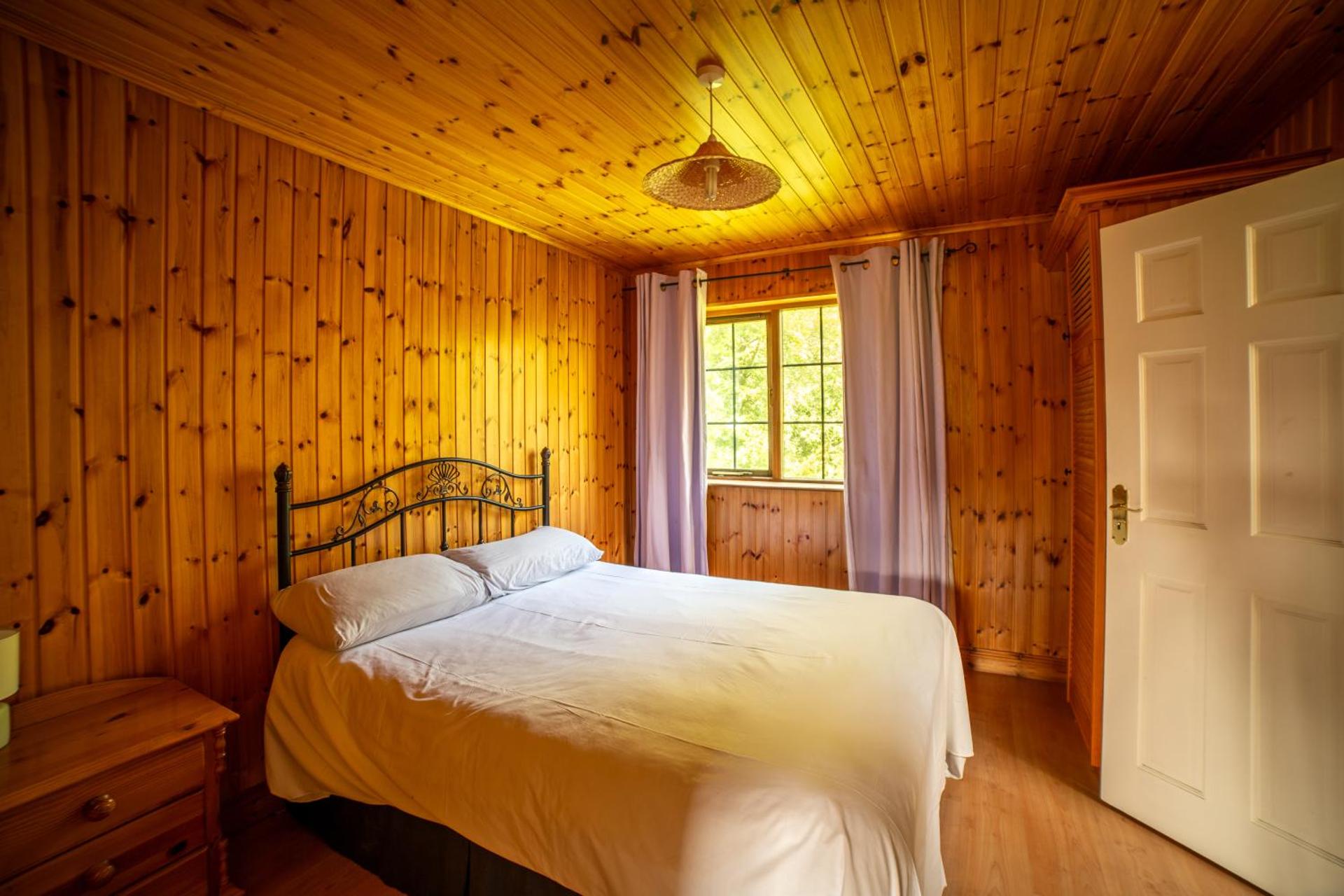 Large Newly Refurbished Lakeside Chalet With Optional Private Hot Tub