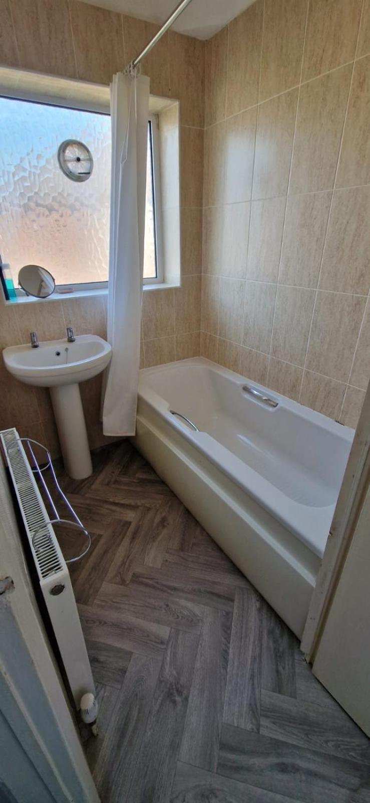 Family Friendly retreat in M33 Sale free parking