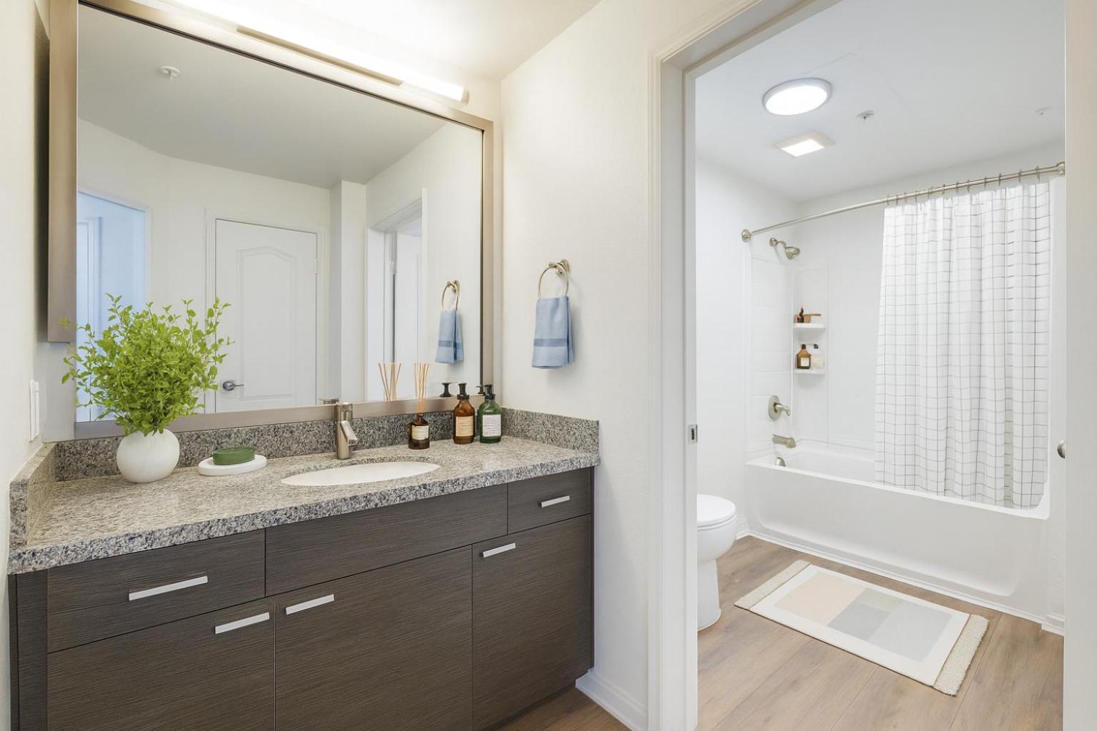 Deluxe Living in Marina Del Rey - Pool, Hot Tub, Gym