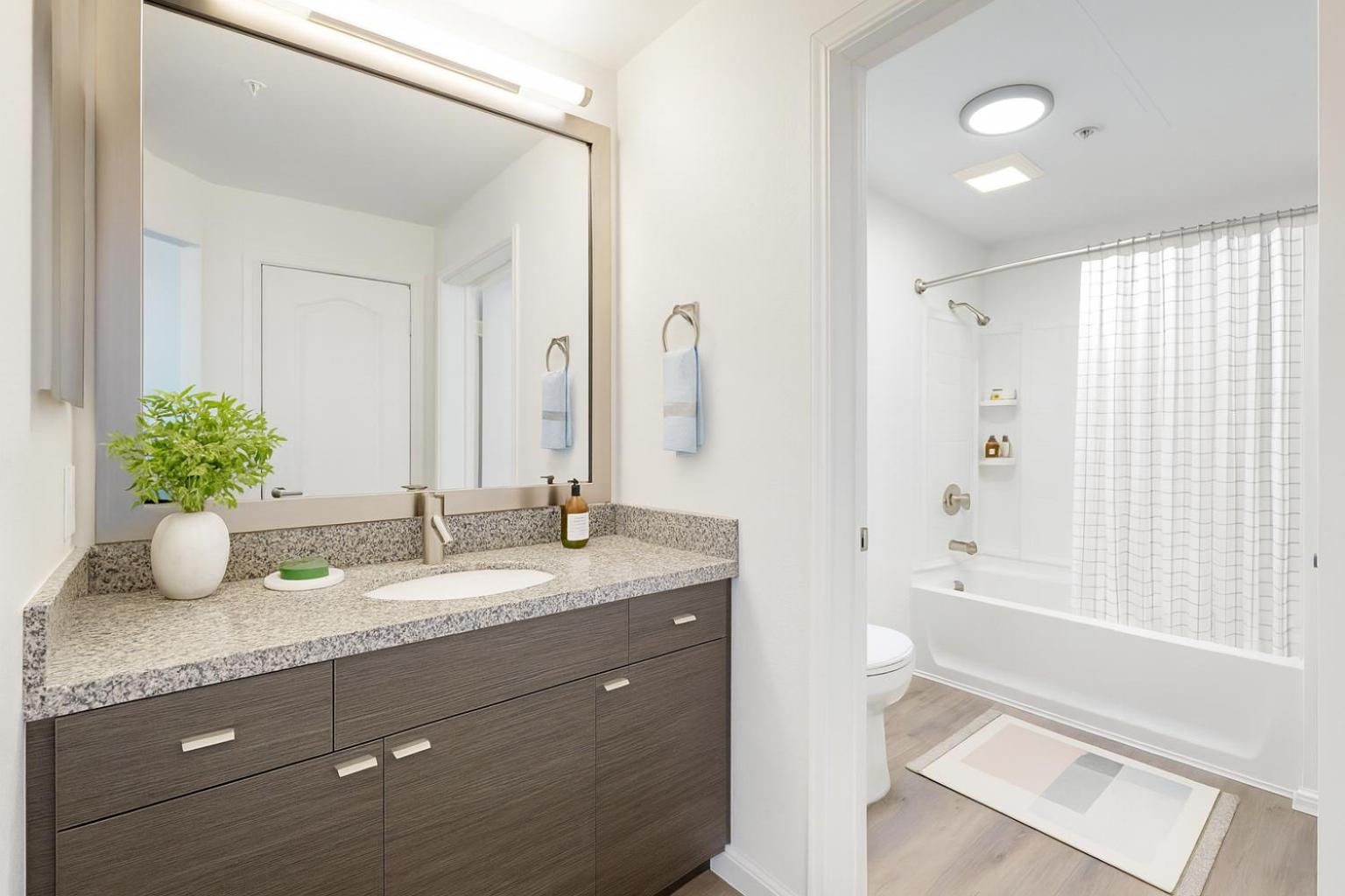 Deluxe Living in Marina Del Rey - Pool, Hot Tub, Gym