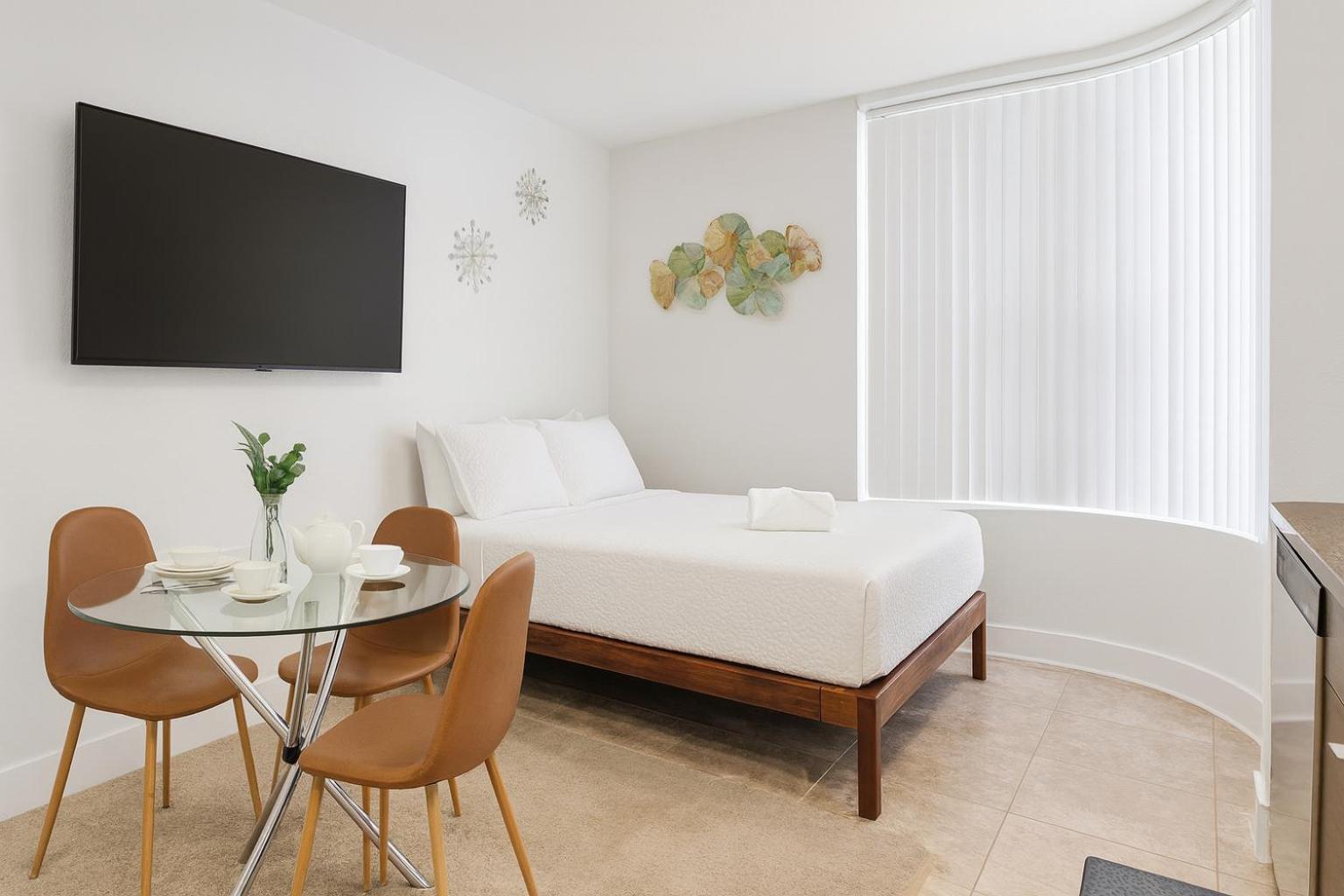 Deluxe Living in Marina Del Rey - Pool, Hot Tub, Gym