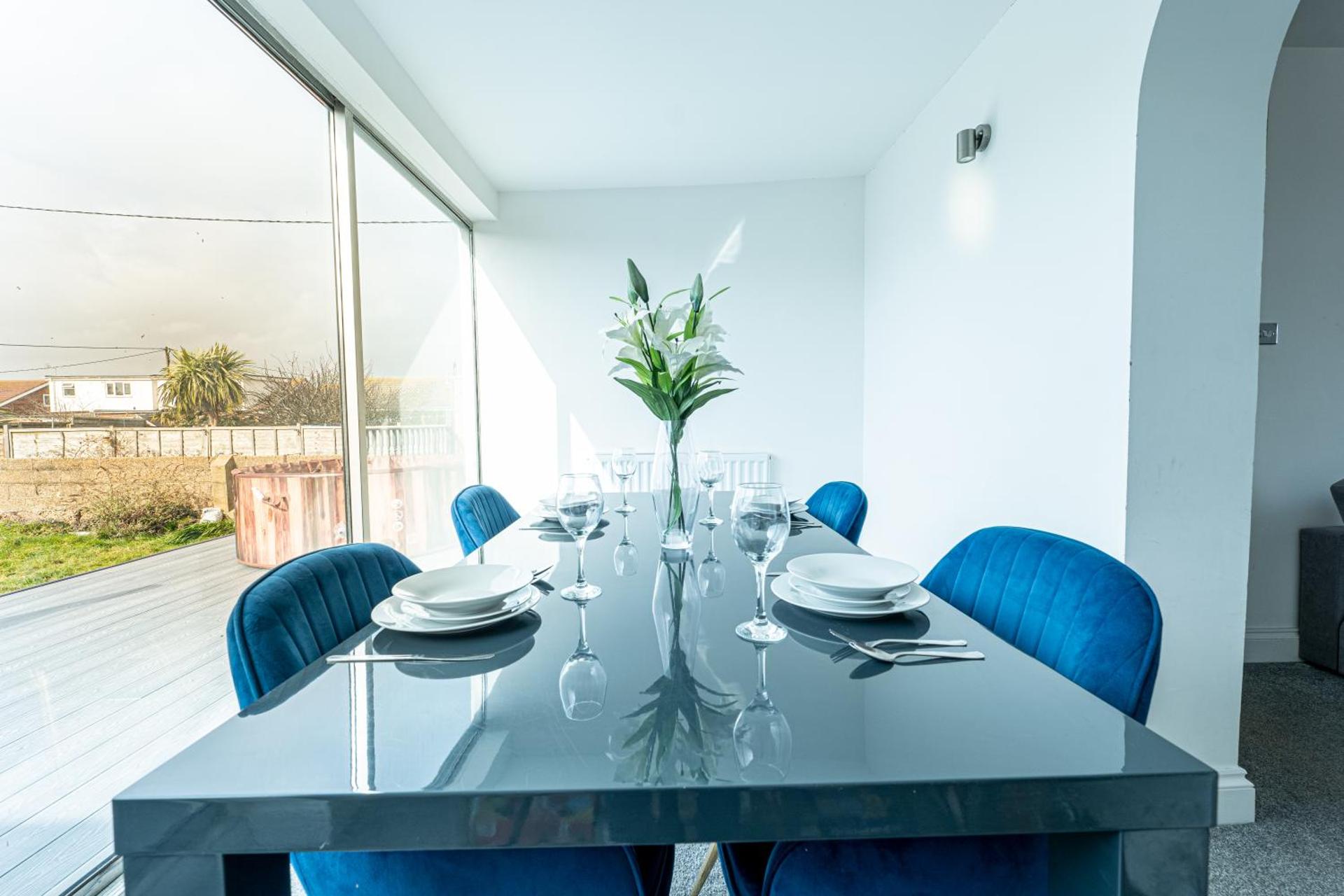 Stunning 4-Bed Beachfront Home Sea Views in Dymchurch