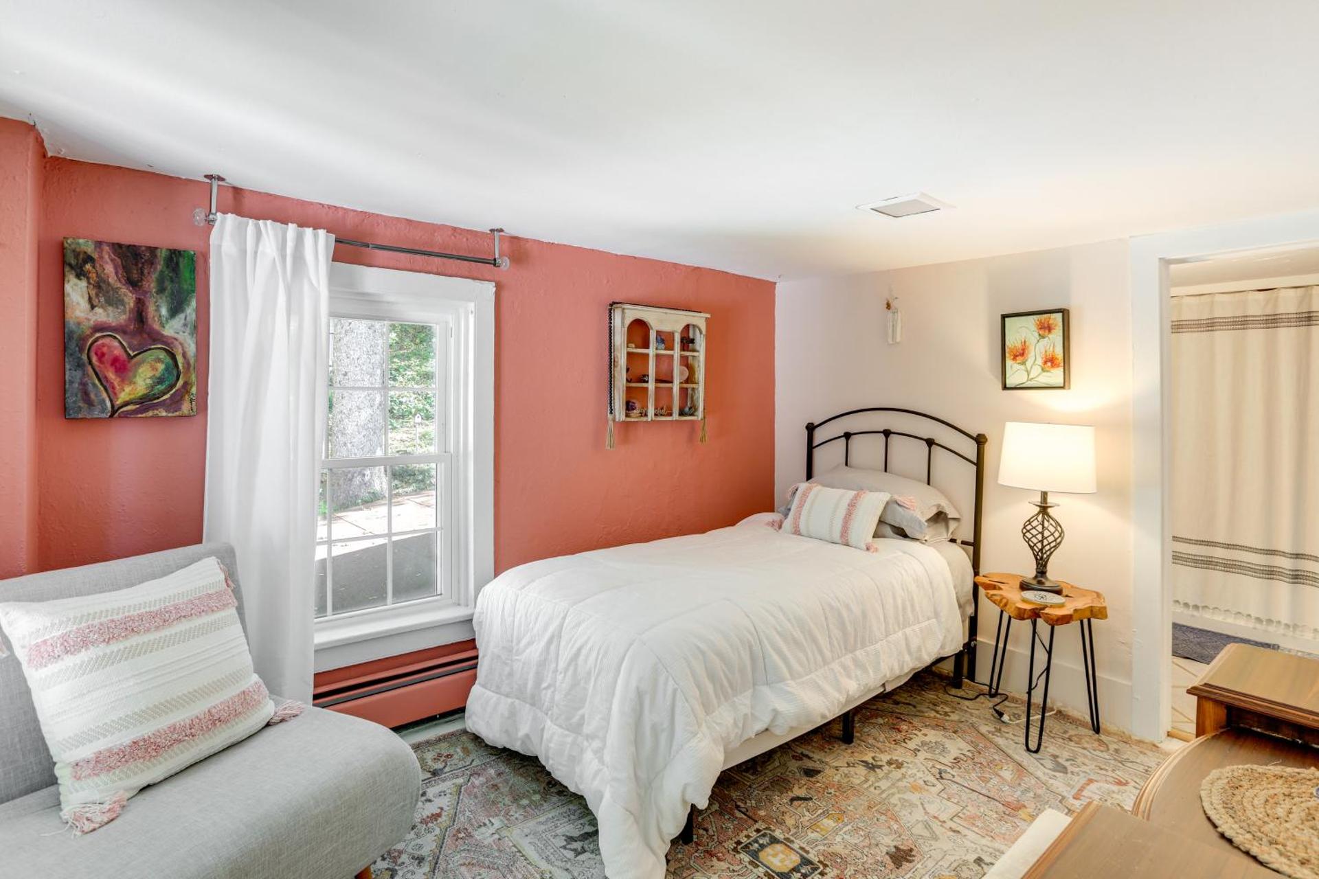 Lambertville Retreat - Walk to Shopping and Dining!