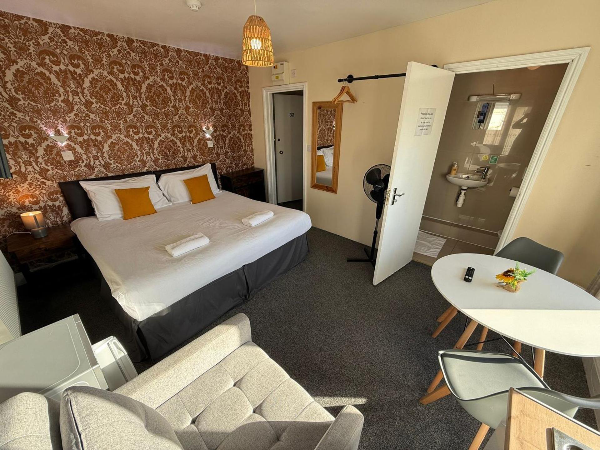 Southsea 2nd Floor Studio Apartment, Free Private Parking