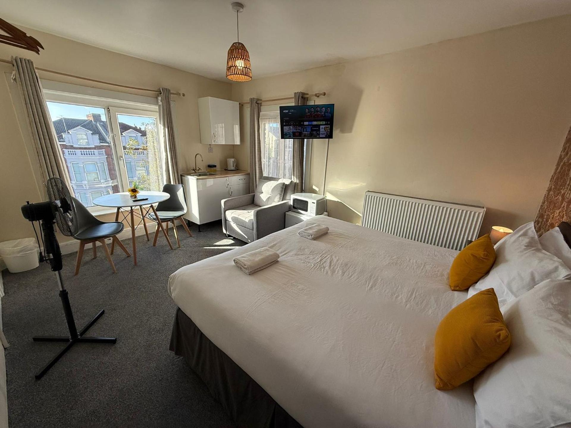 Southsea 2nd Floor Studio Apartment, Free Private Parking