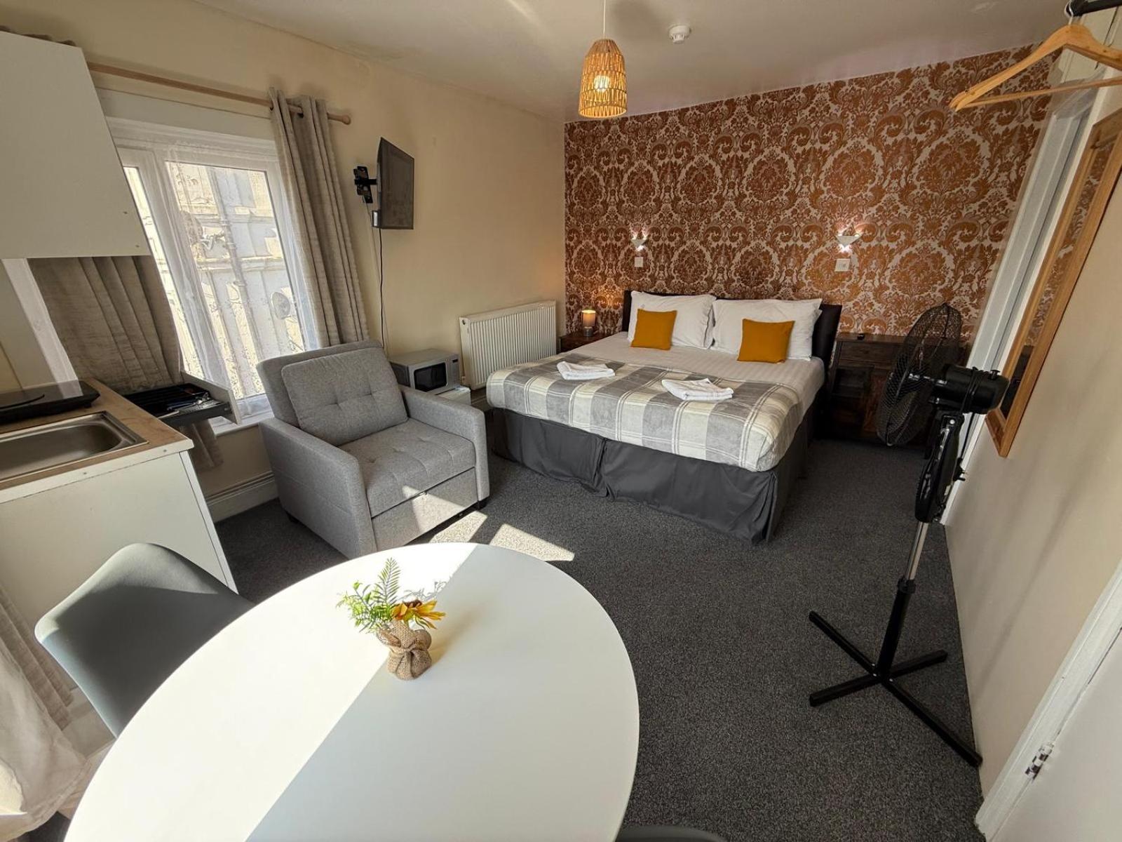 Southsea 2nd Floor Studio Apartment, Free Private Parking