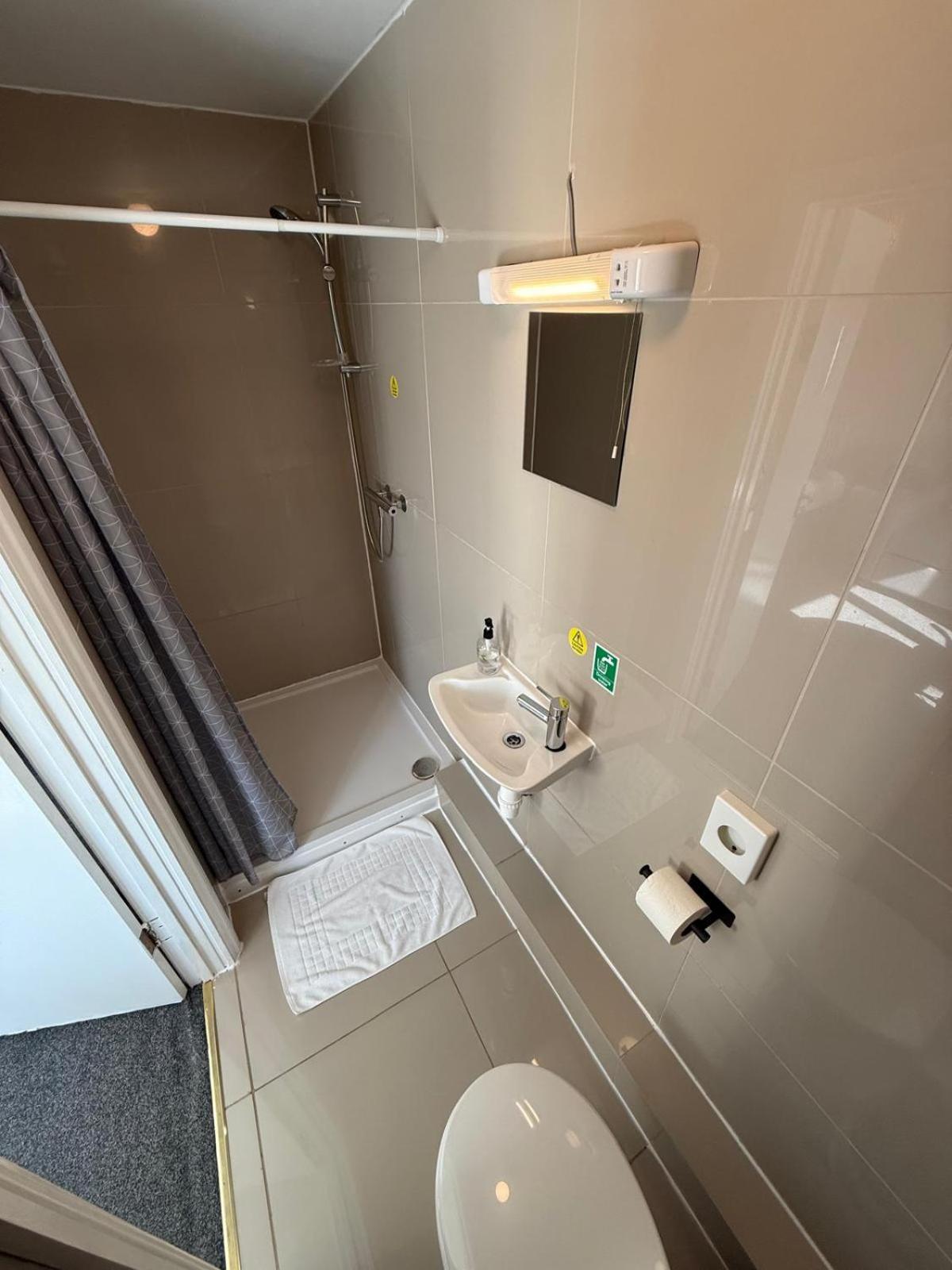 Southsea 2nd Floor Studio Apartment, Free Private Parking