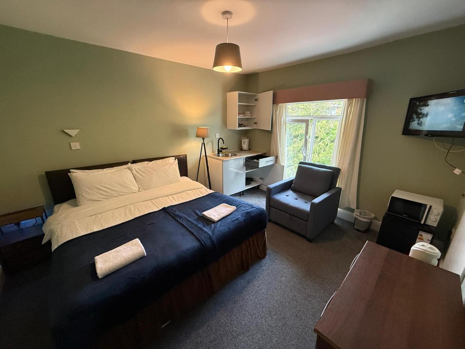 Southsea 2nd Floor Studio Apartment, Free Private Parking