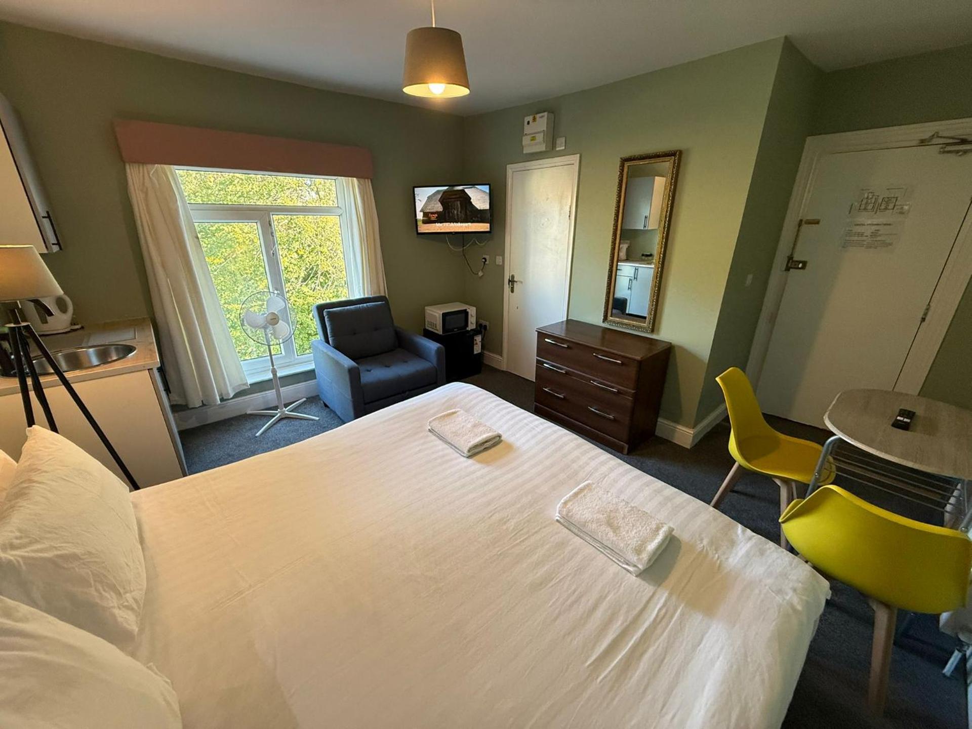 Southsea 2nd Floor Studio Apartment, Free Private Parking