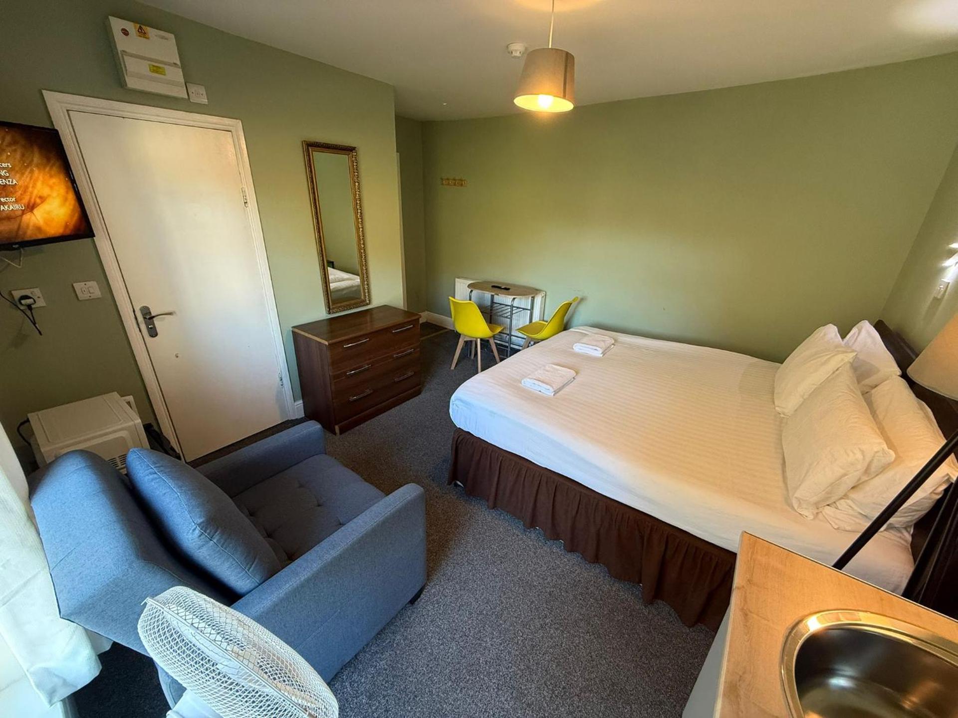 Southsea 2nd Floor Studio Apartment, Free Private Parking