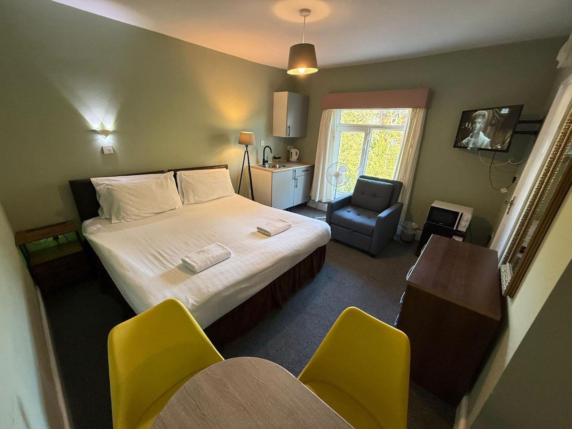 Southsea 2nd Floor Studio Apartment, Free Private Parking