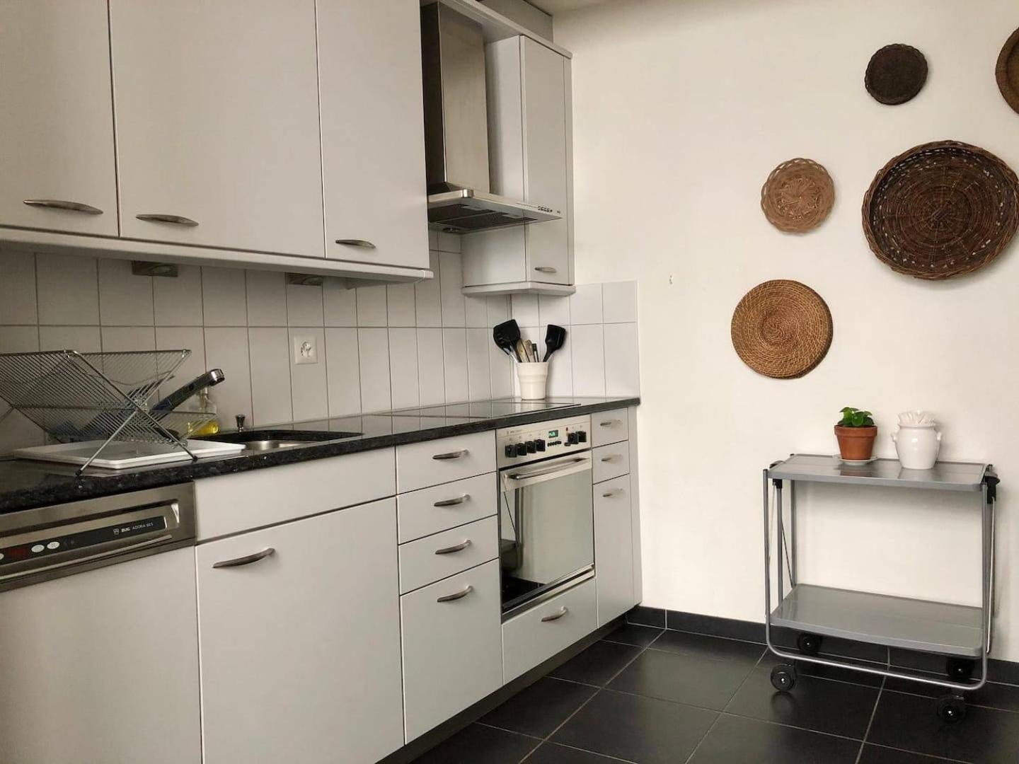 Wake Up in Bern Old Town Queen Bed Fast WiFi