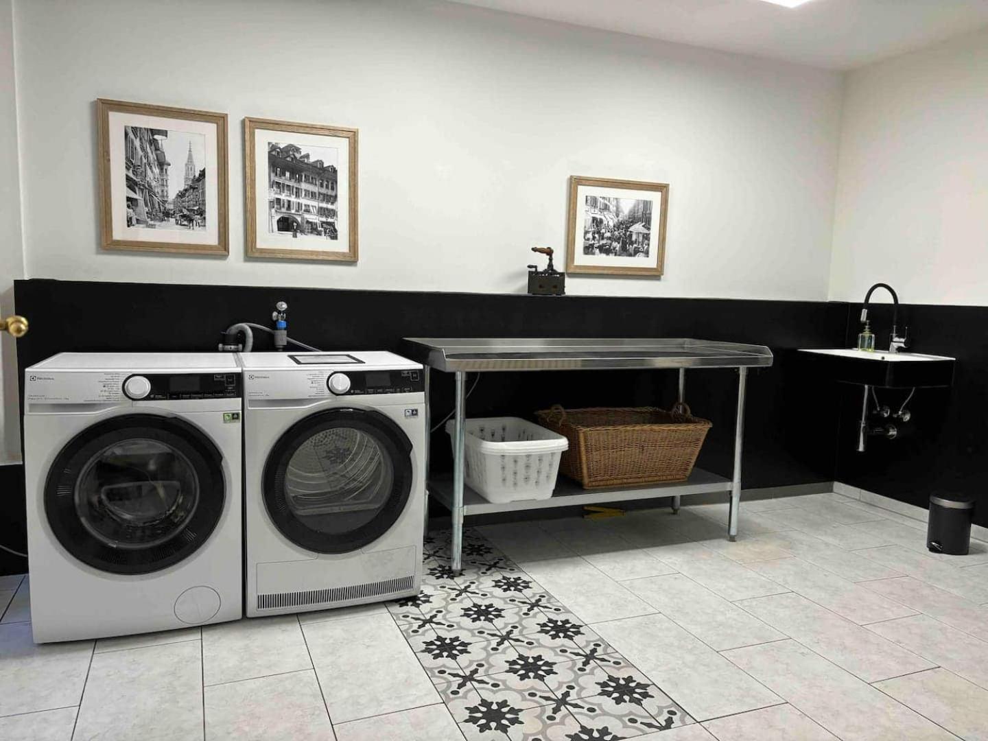 Wake Up in Bern Old Town Queen Bed Fast WiFi