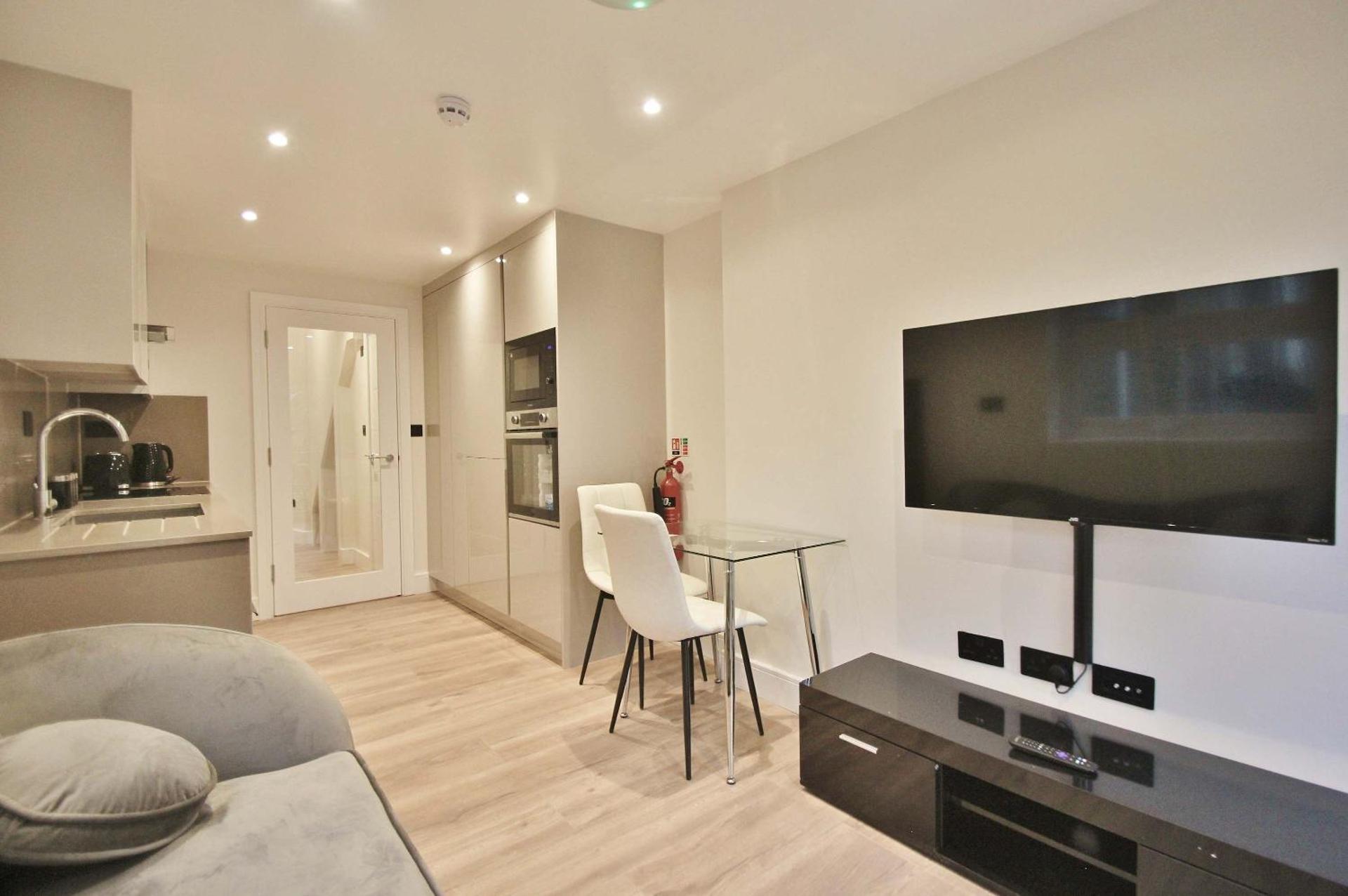 Fantastic 2 Bed Garden Flat In West London