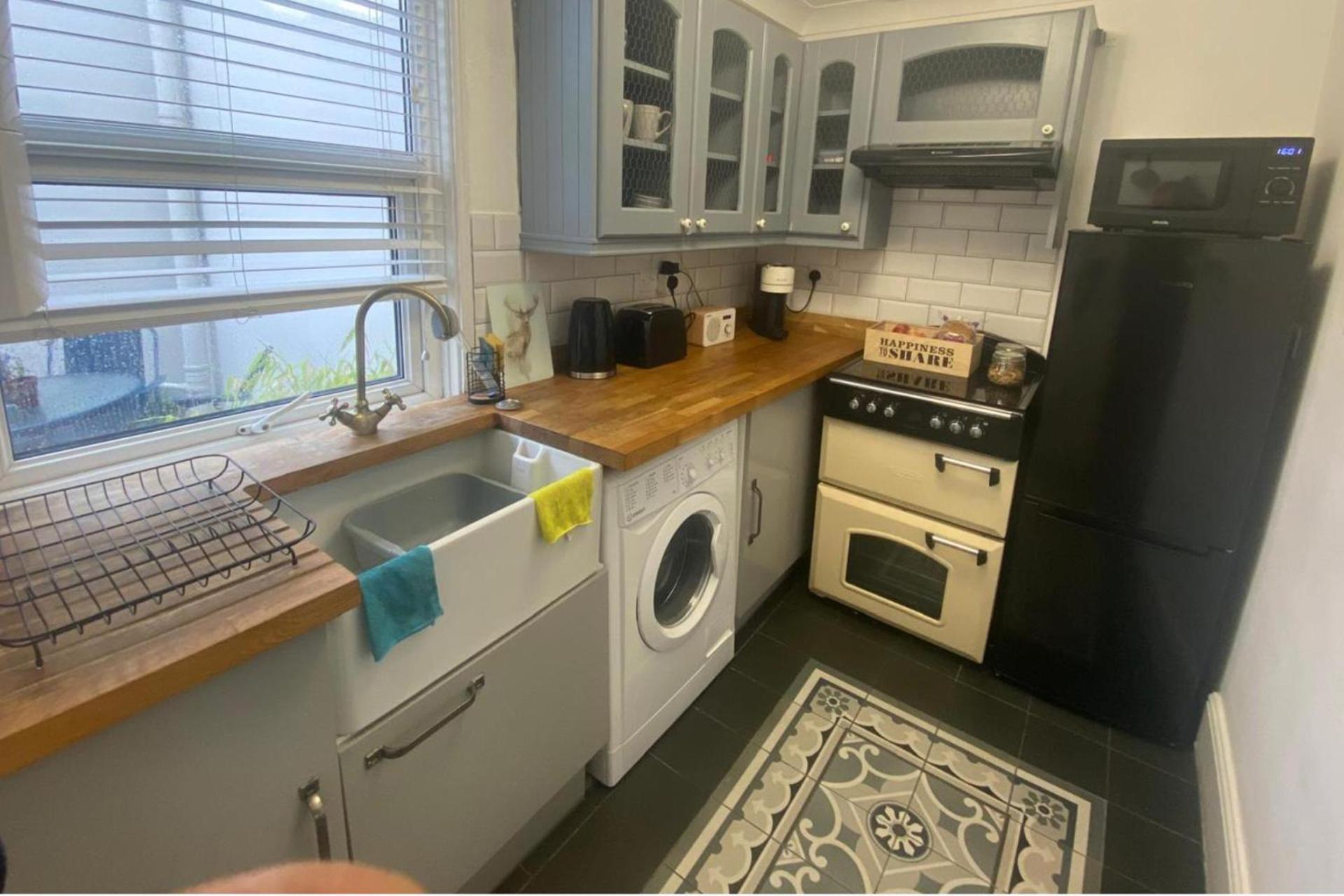 Seaview 2 Bedroom House Sleeps 5 -Pets Ok -WiFi