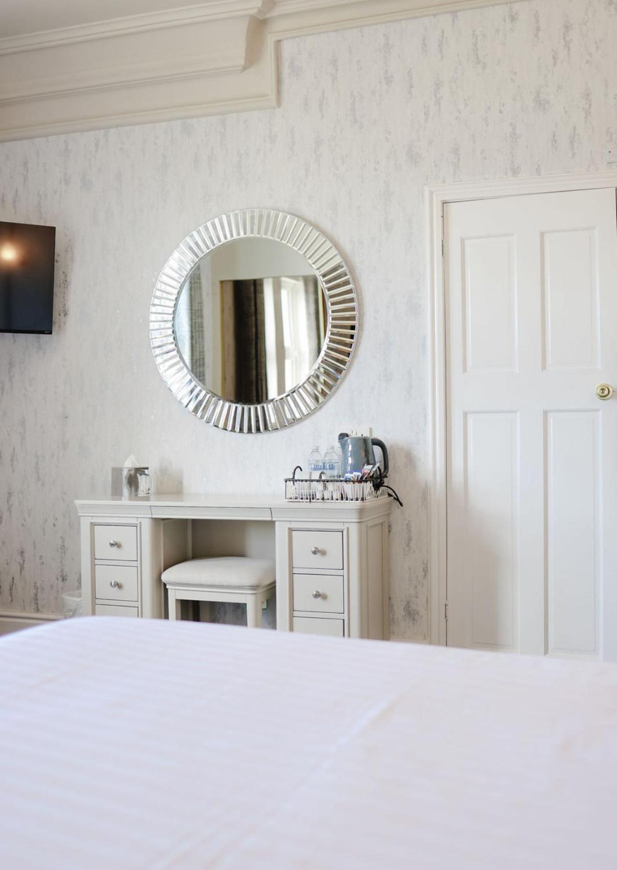 The Lilly Restaurant With Rooms