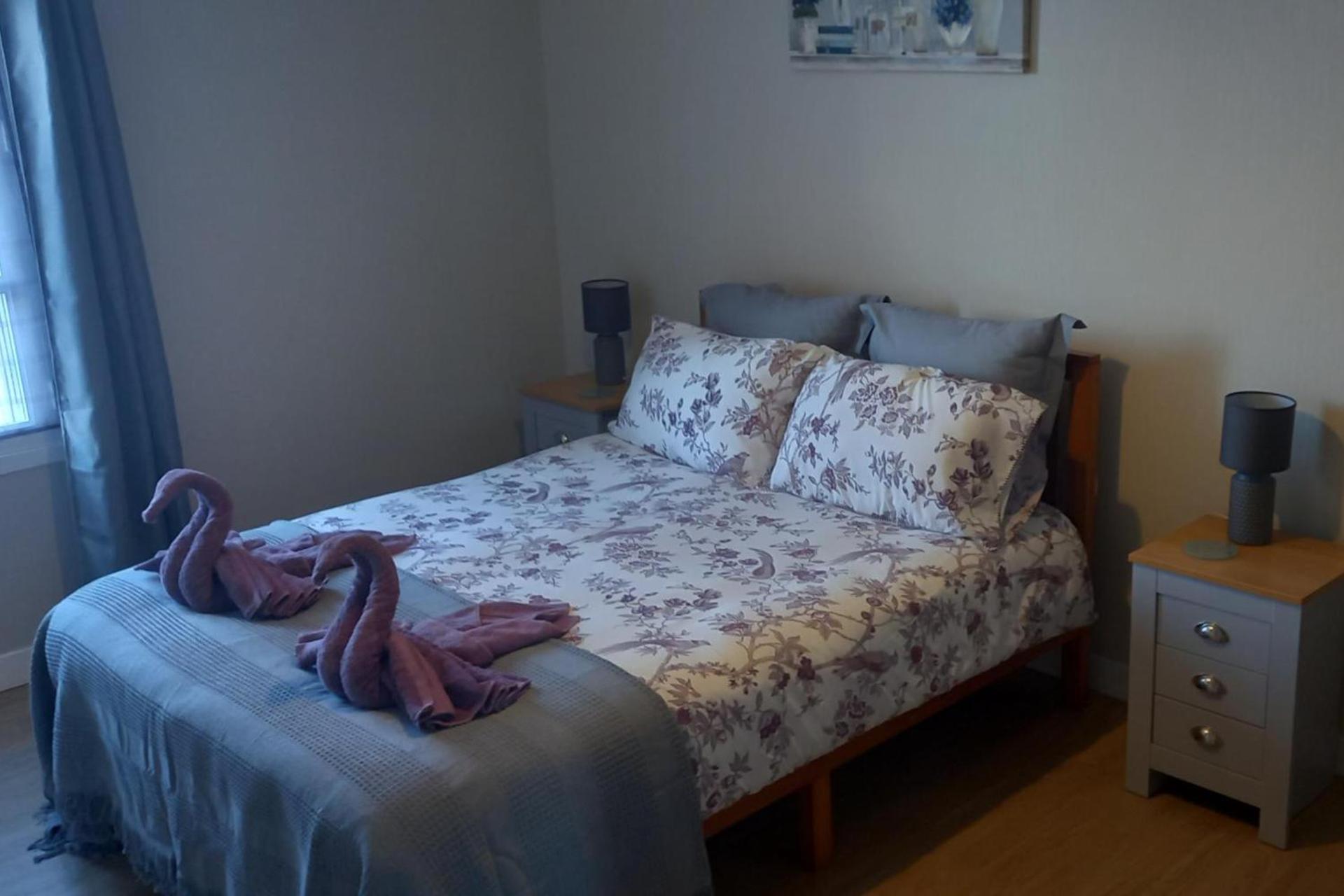 3-Bed House - Sleeps 6 - Garden Balcony Parking