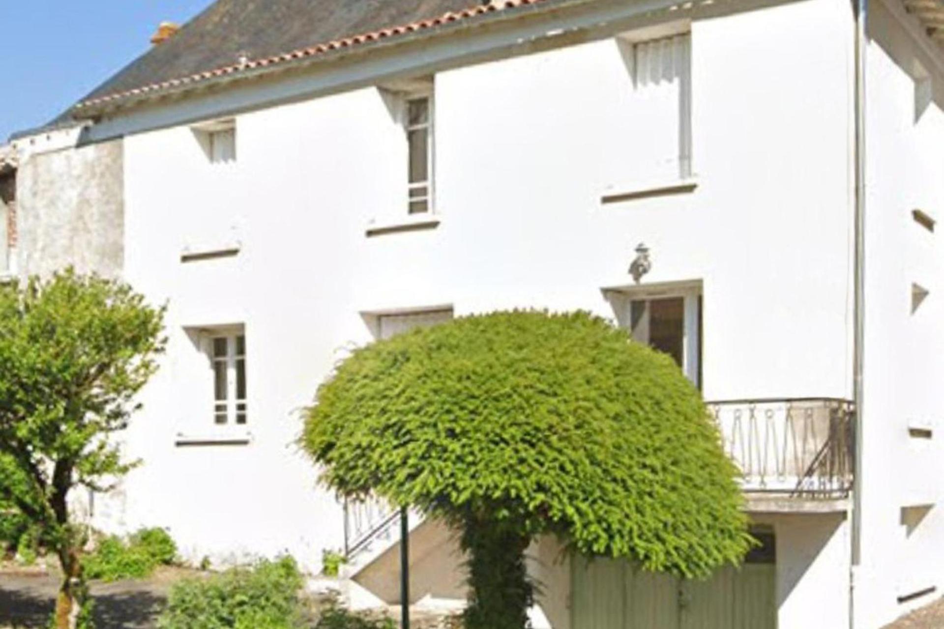 3-Bed House - Sleeps 6 - Garden Balcony Parking