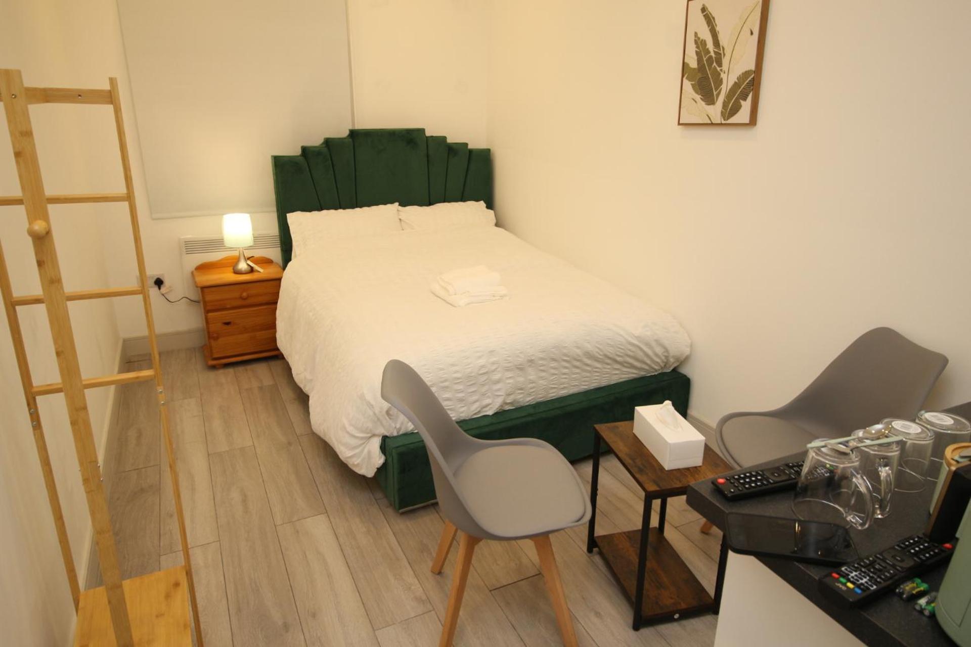 AMD Hotel Modern Comfort in the Heart of Sutton SM1