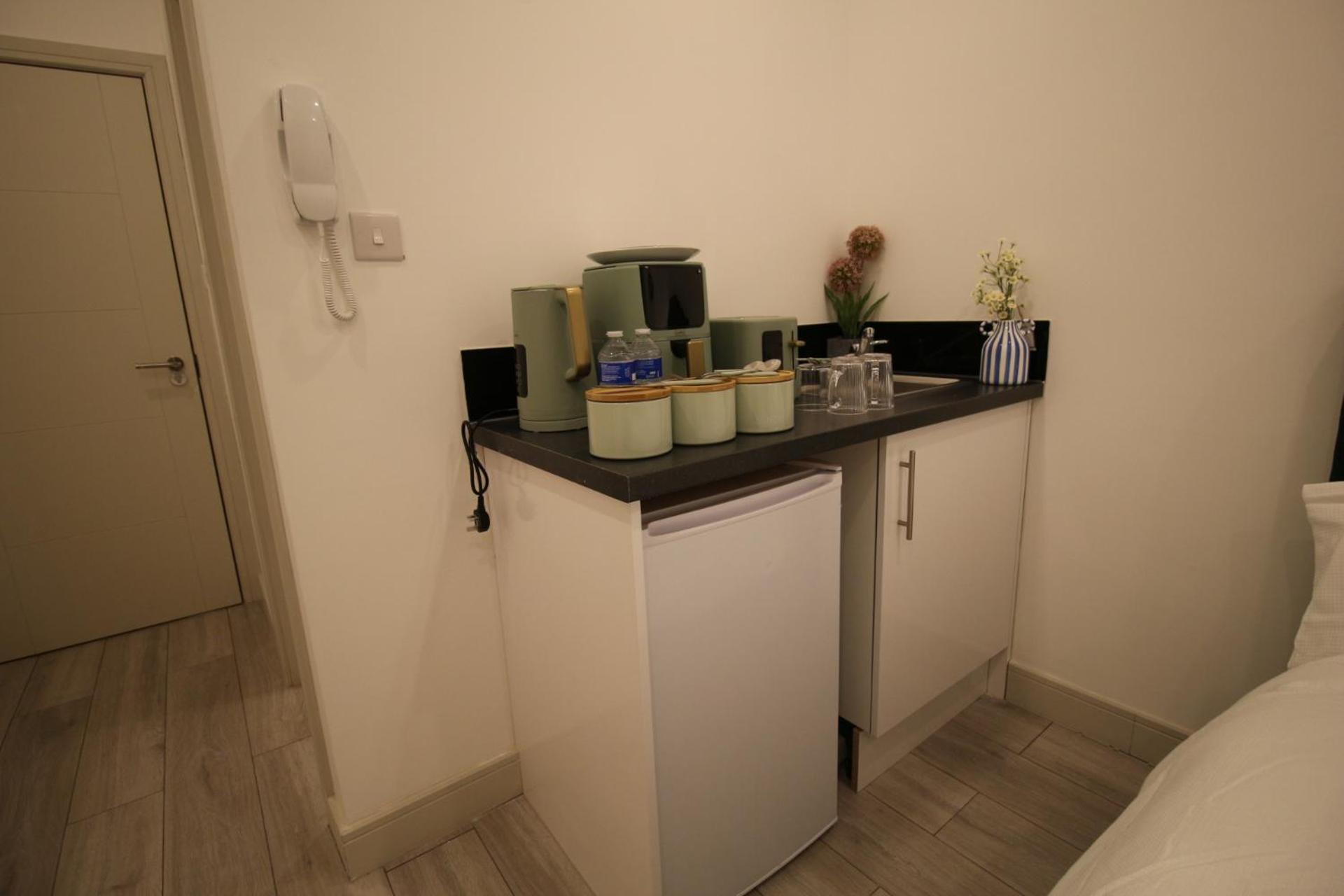 AMD Hotel Modern Comfort in the Heart of Sutton SM1