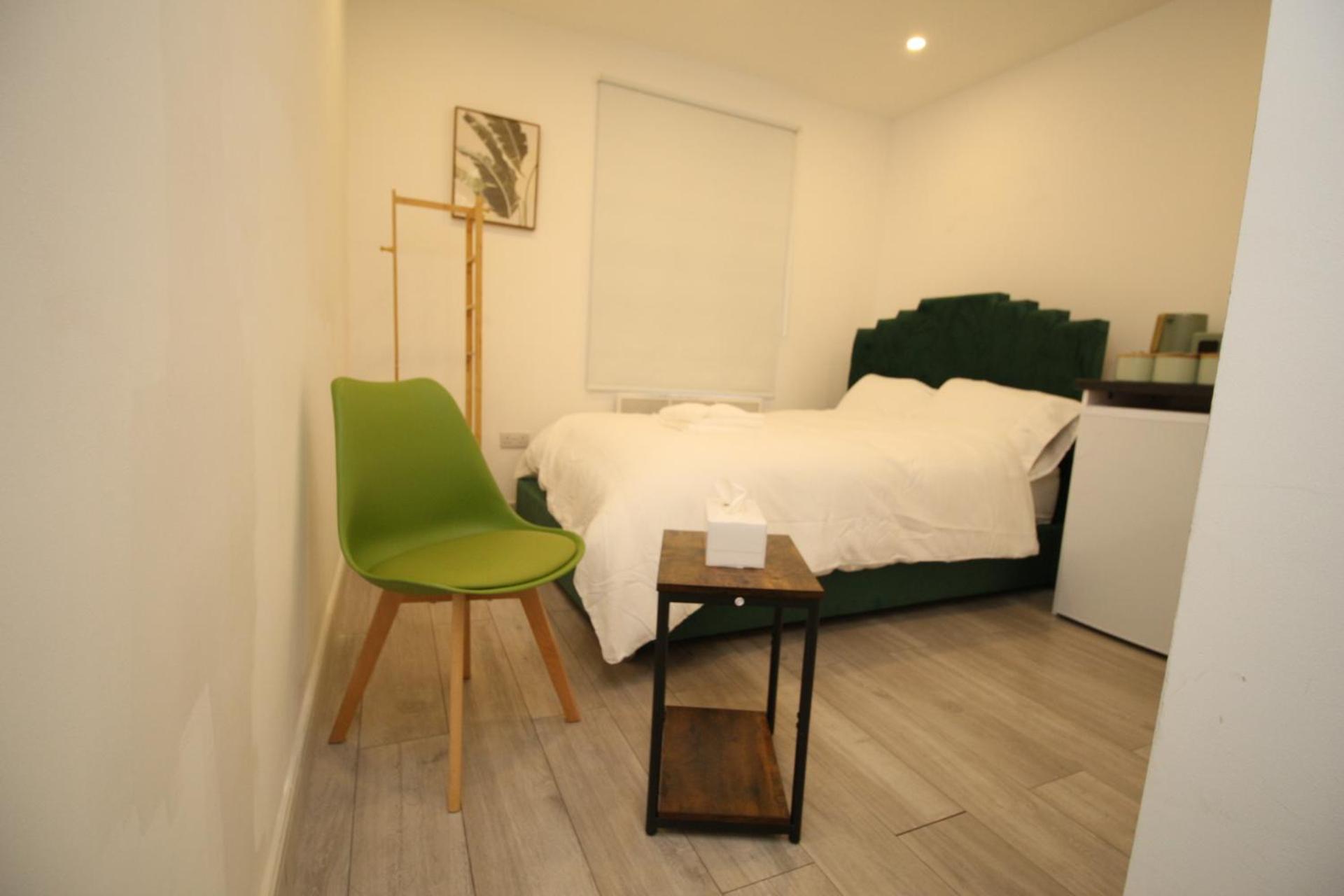 AMD Hotel Modern Comfort in the Heart of Sutton SM1