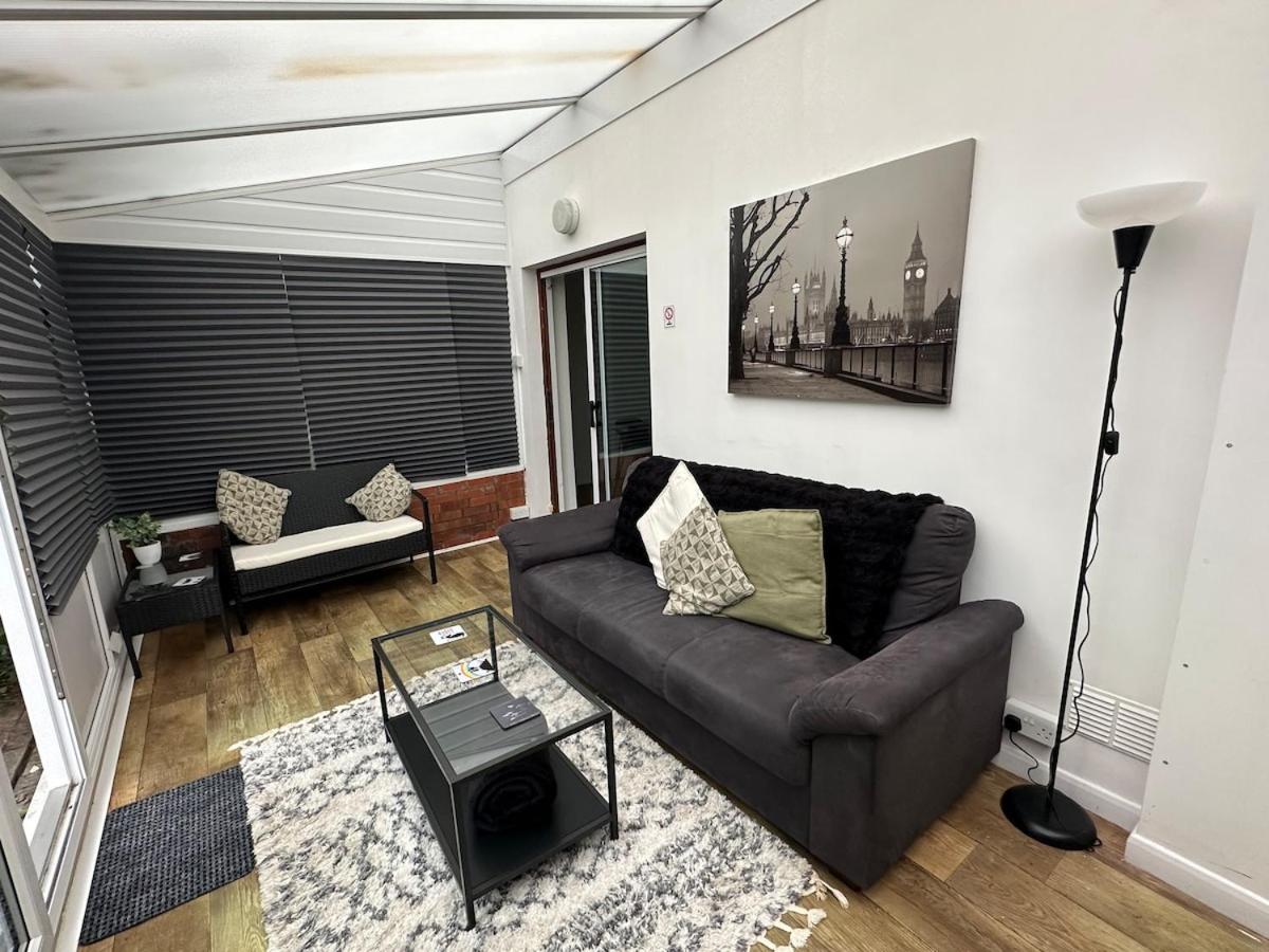 3 bedroom house, stones throw from SMH