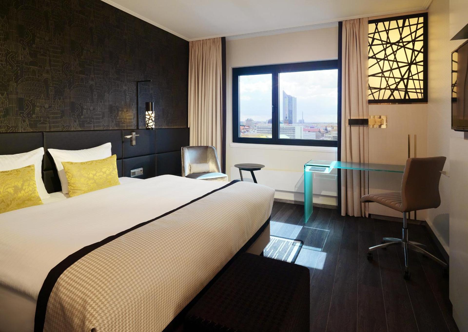 Deluxe, Guest room, 1 King, City view