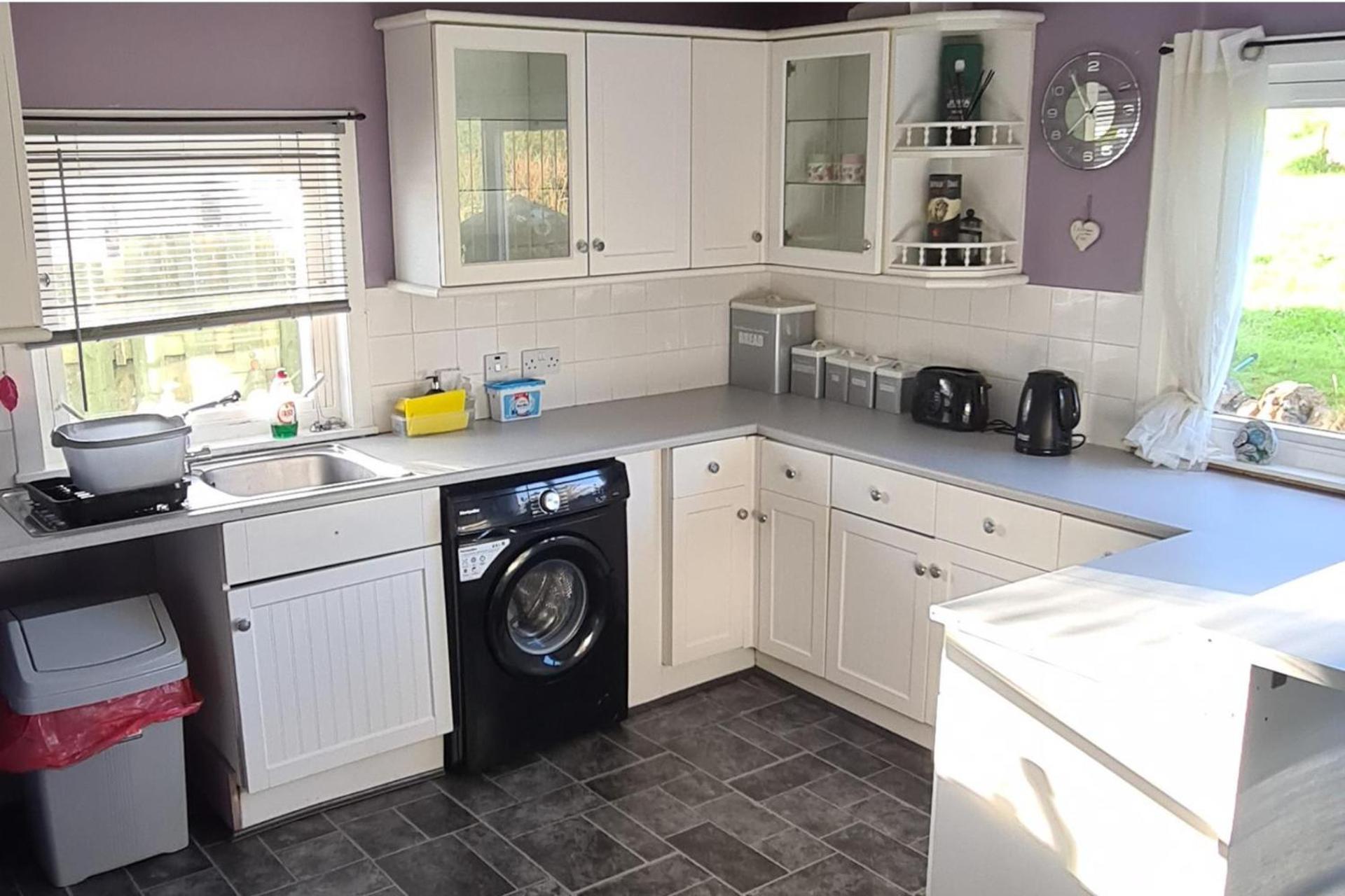 4 Bed Cottage Sleeps 6-Pet-Friendly-Private Garden