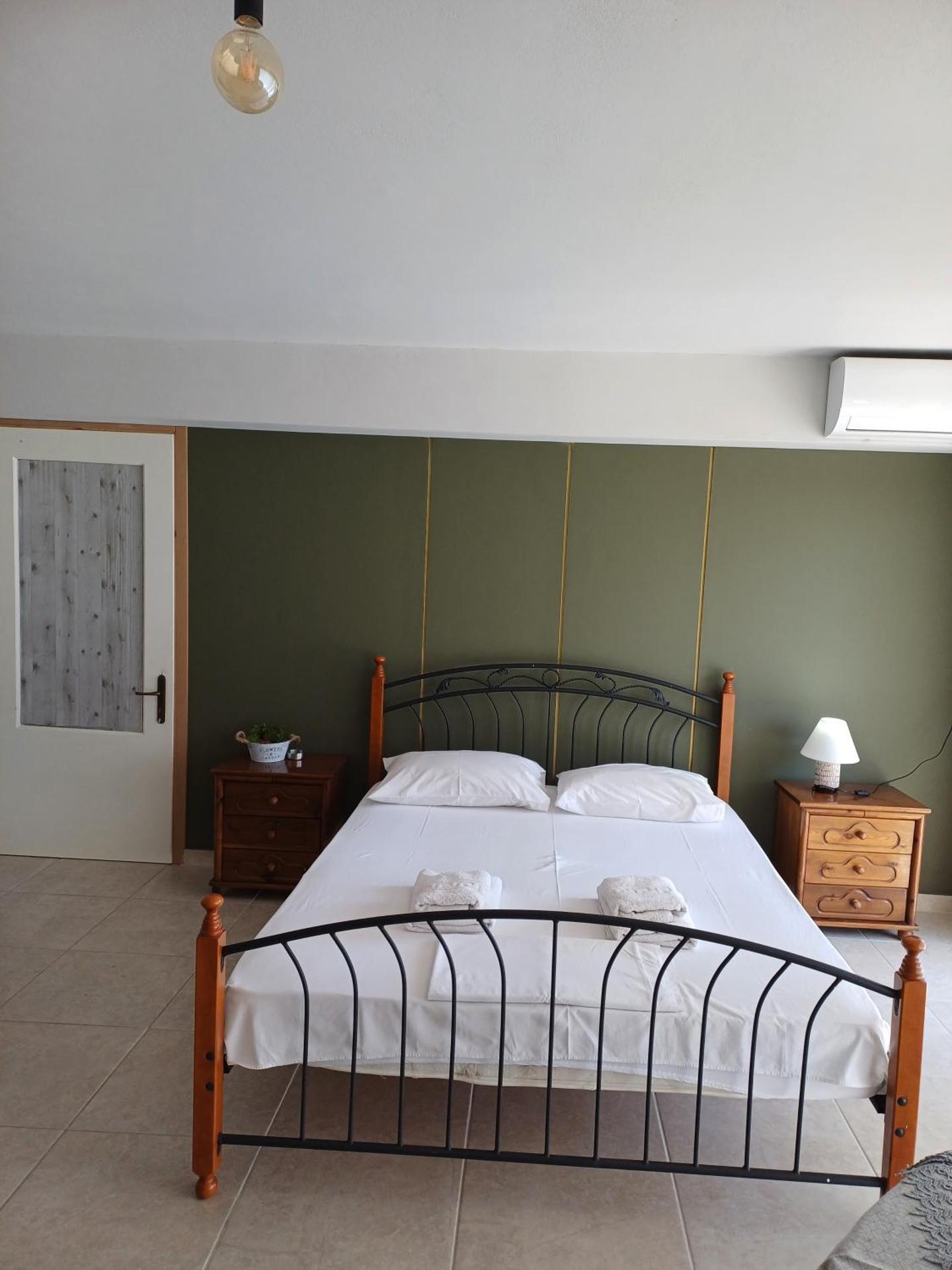 Family Room's Eirini