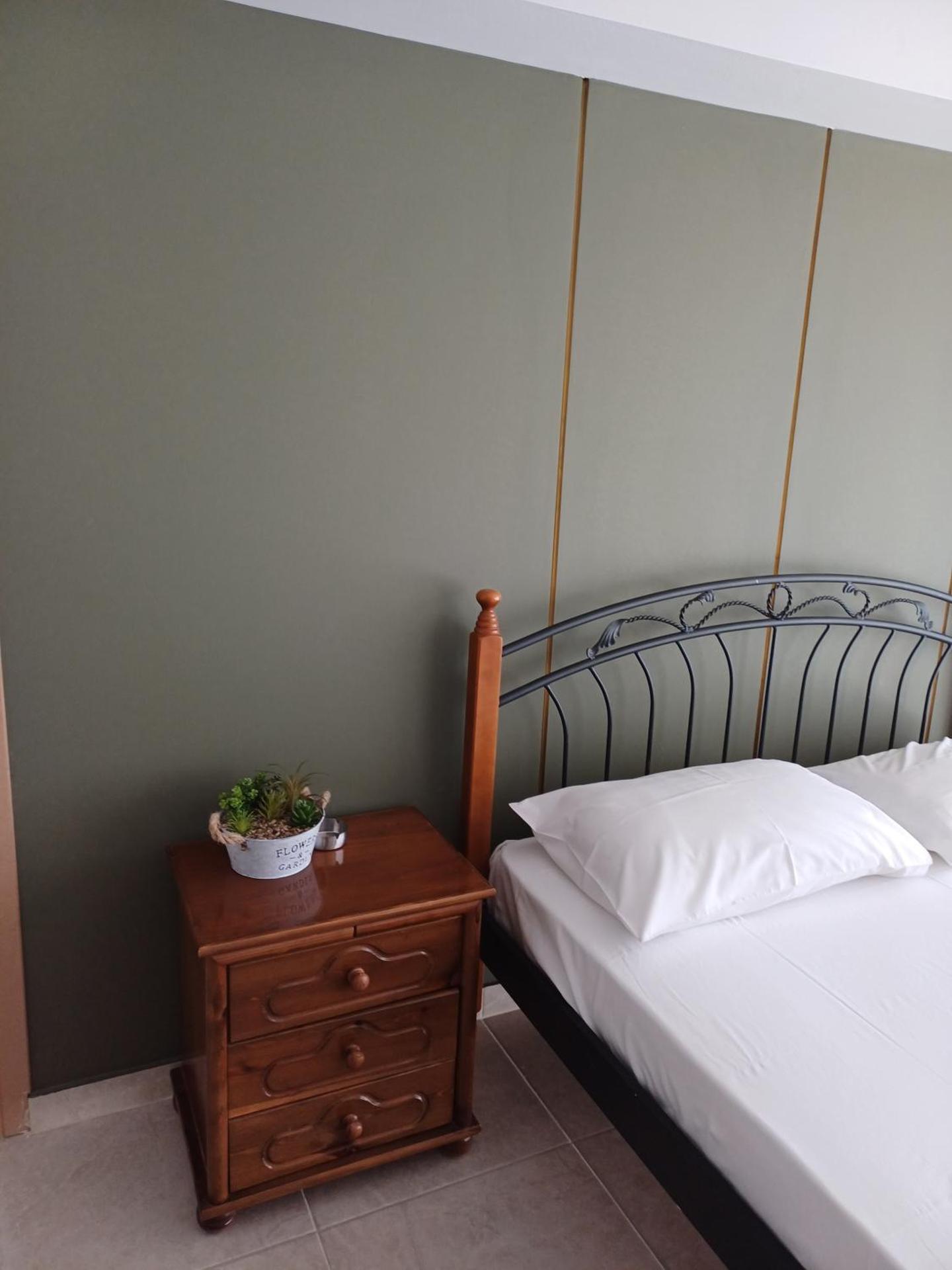 Family Room's Eirini