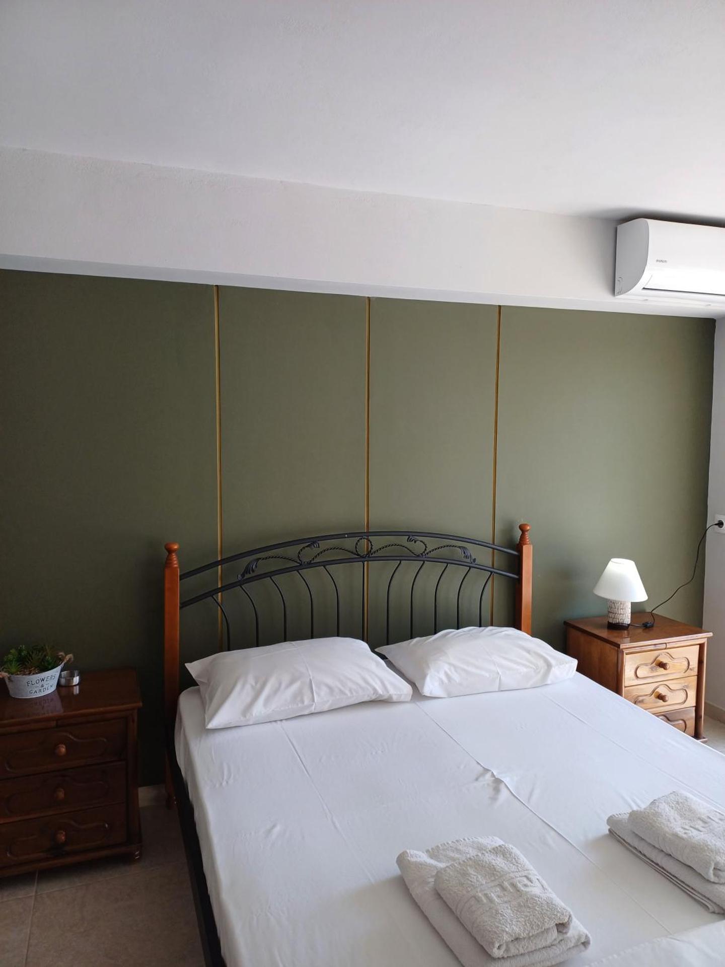 Family Room's Eirini