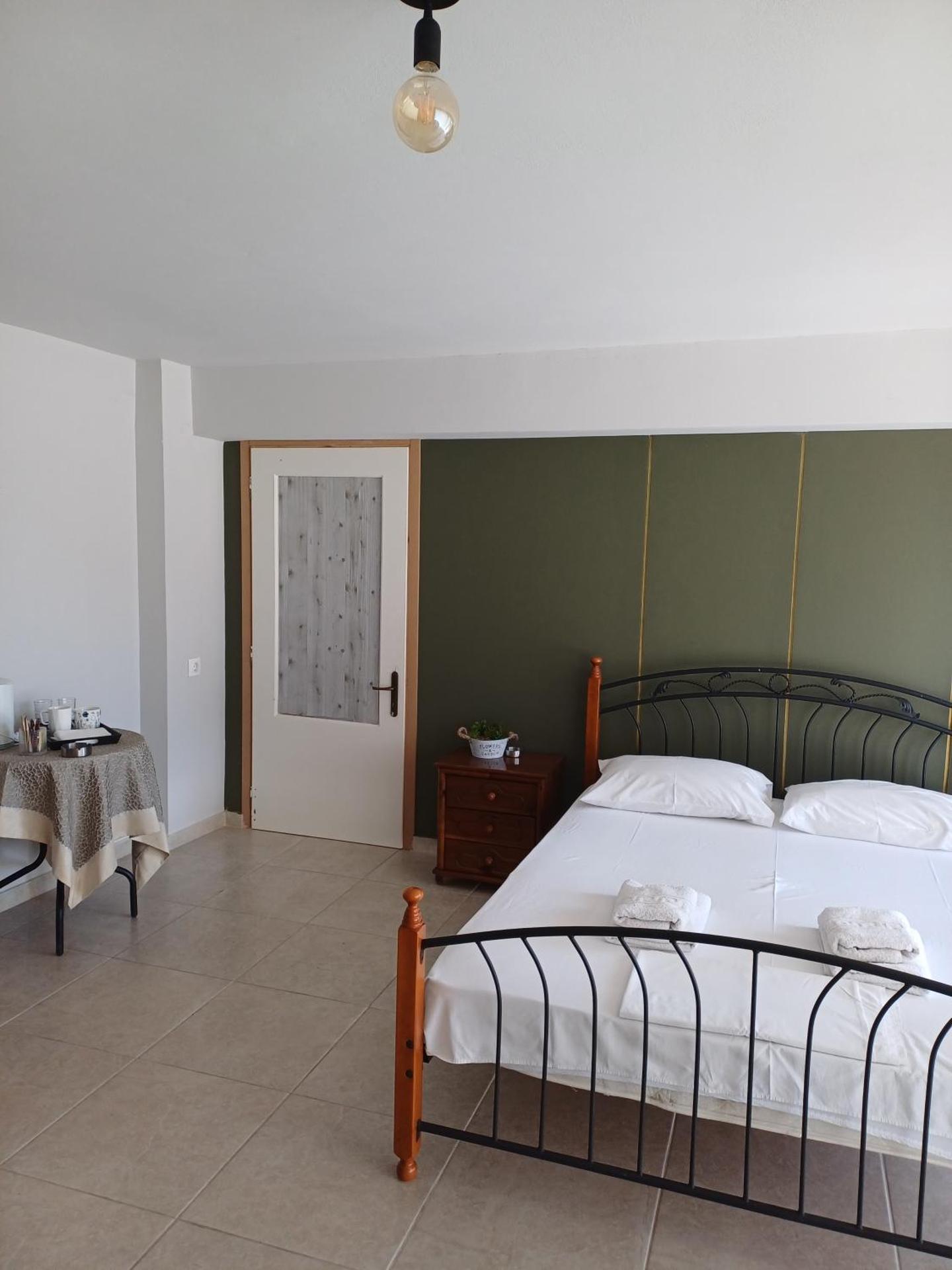 Family Room's Eirini