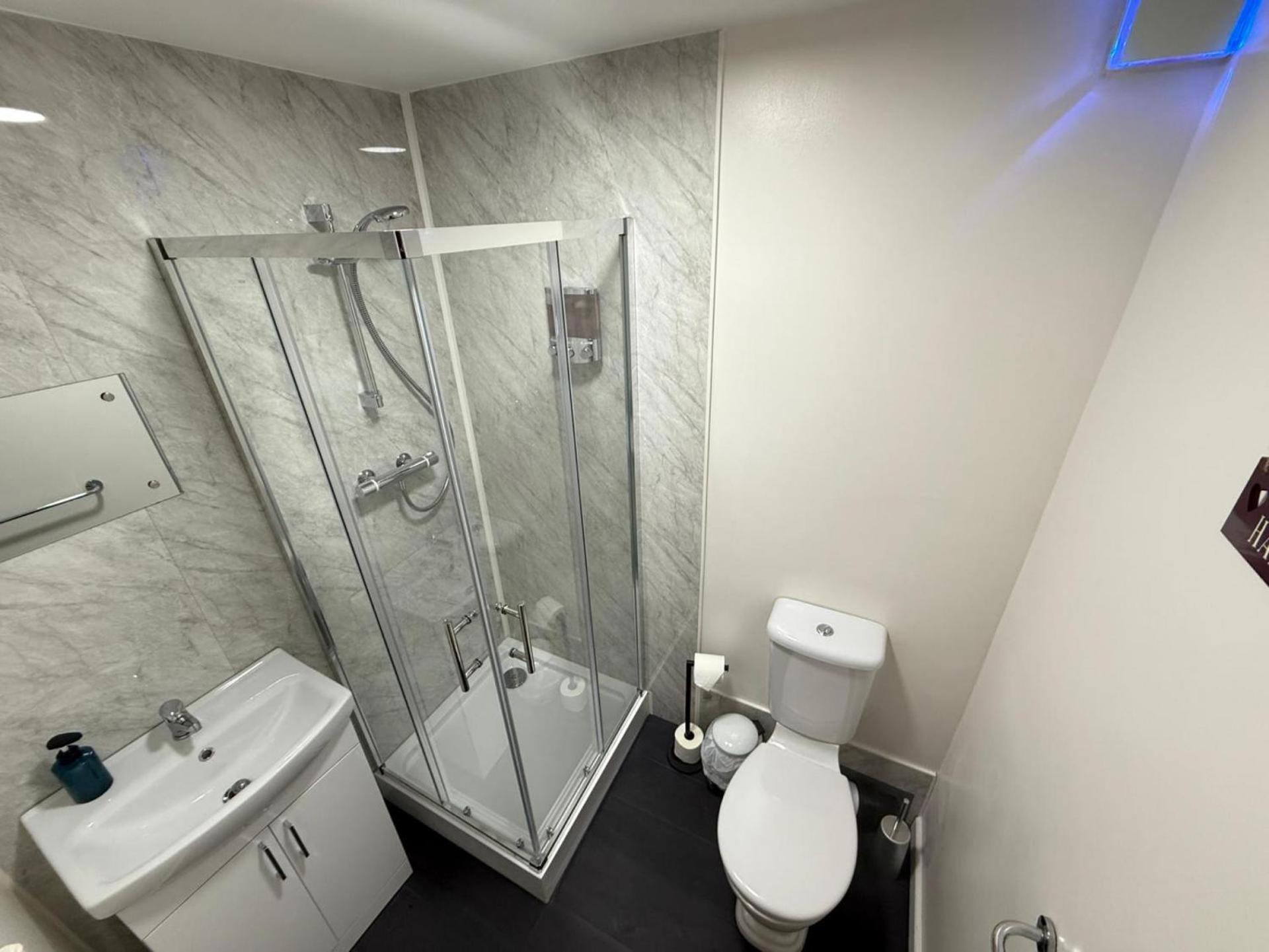 The Sawmills, Carlisle - Spacious 4 Bedroom Family House - Free WiFi - & Parking - Walk to Carlisle Castle