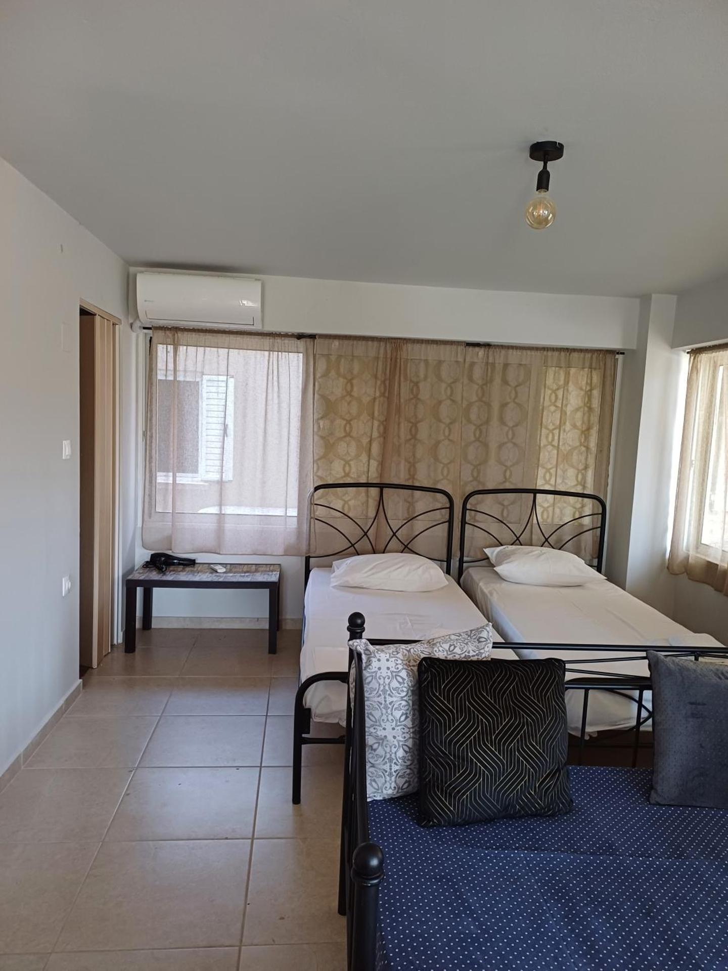 Family Room's Eirini