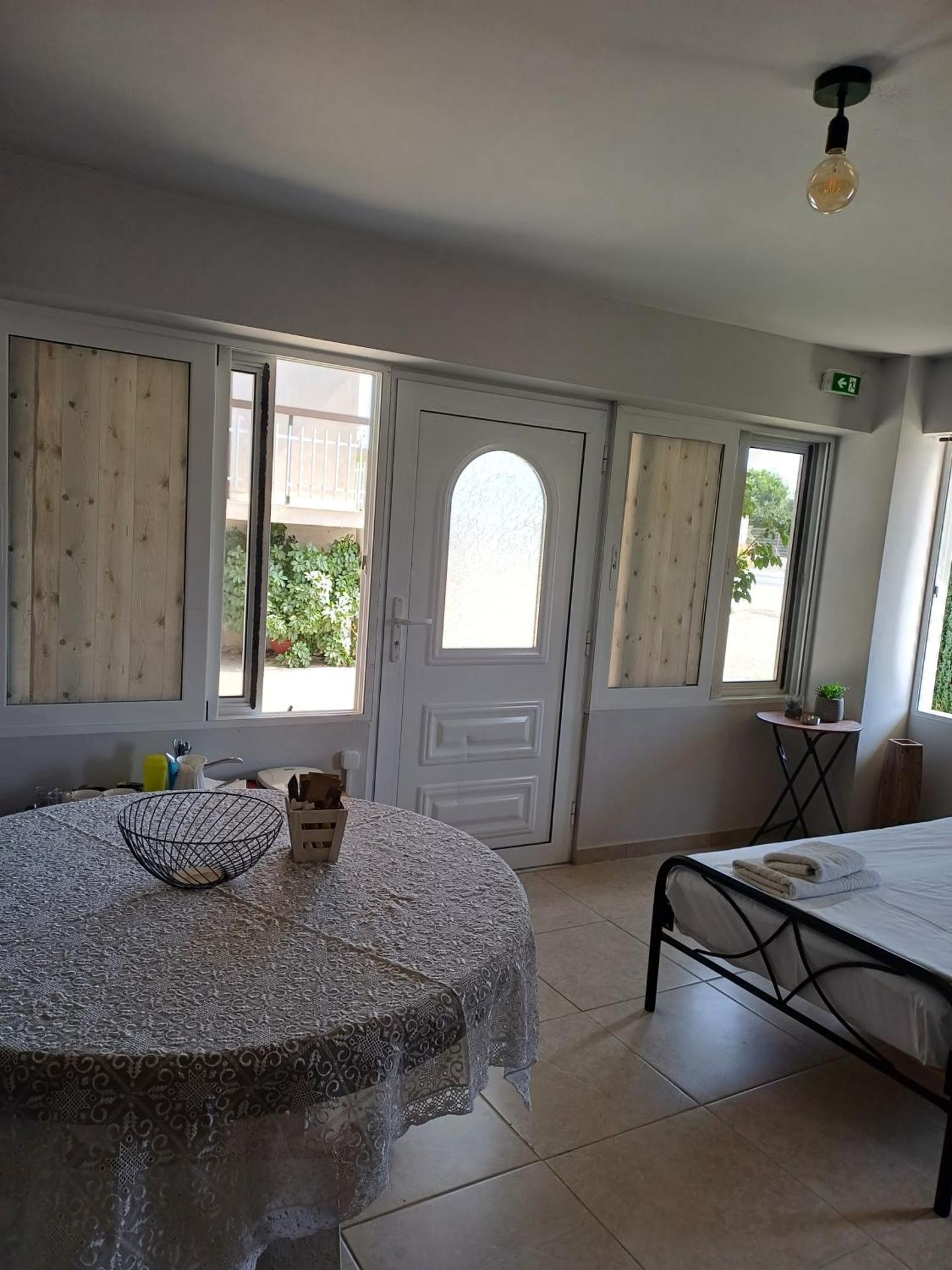 Family Room's Eirini