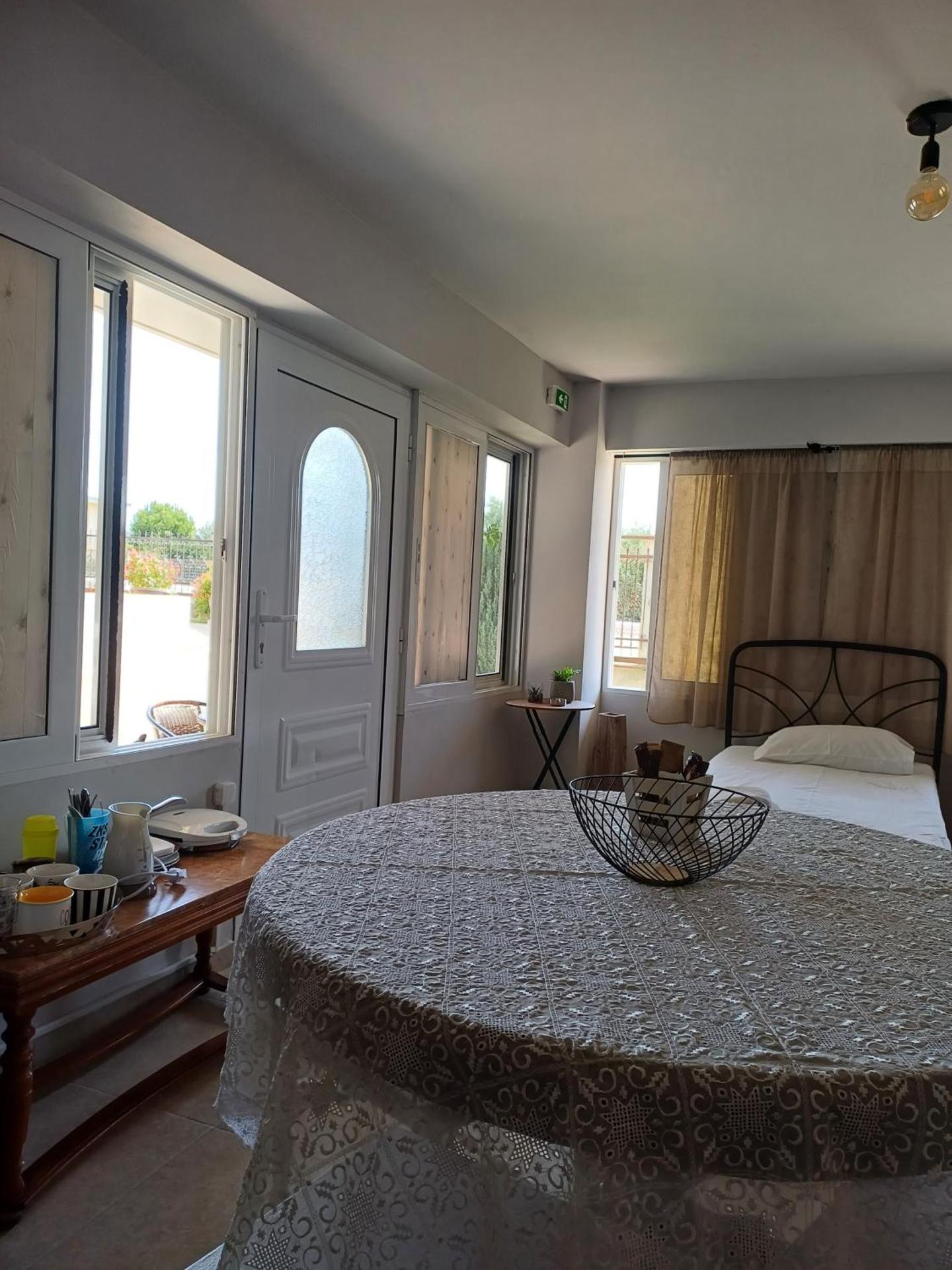 Family Room's Eirini