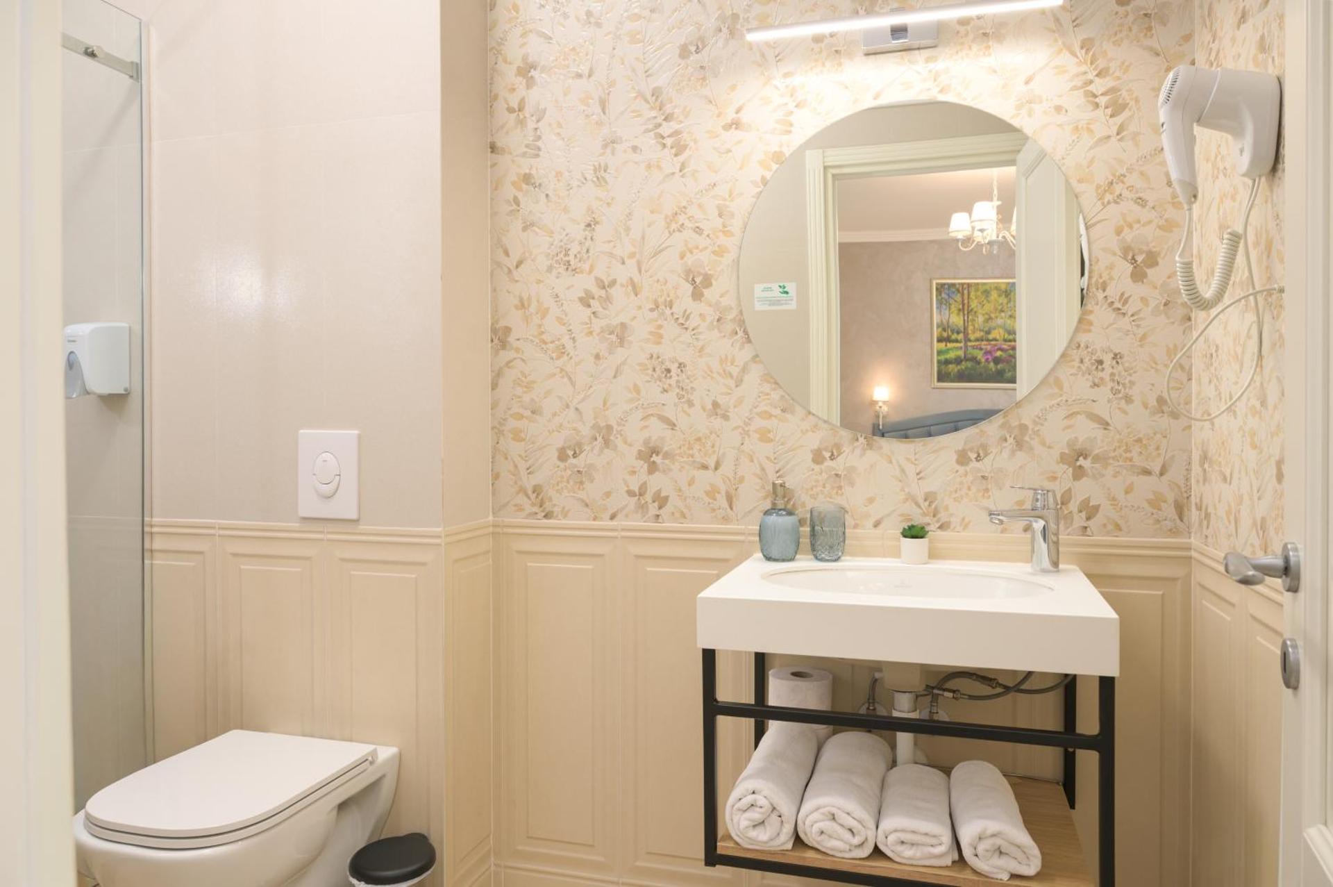 Zimmer mit Kingsize-Bett und Balkon