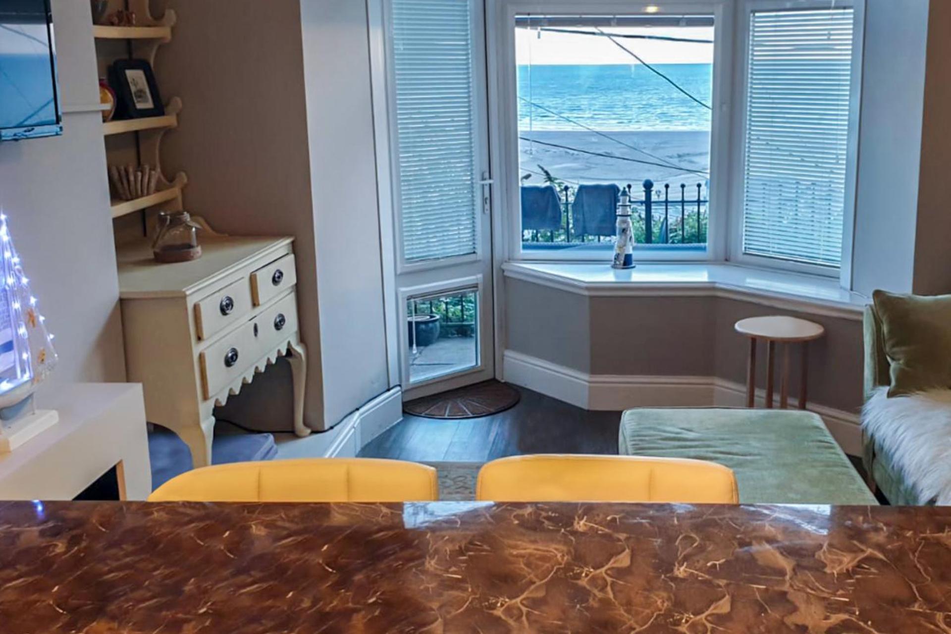 Seaview Apartment Sleeps 2 -Patio -WiFi -Tv