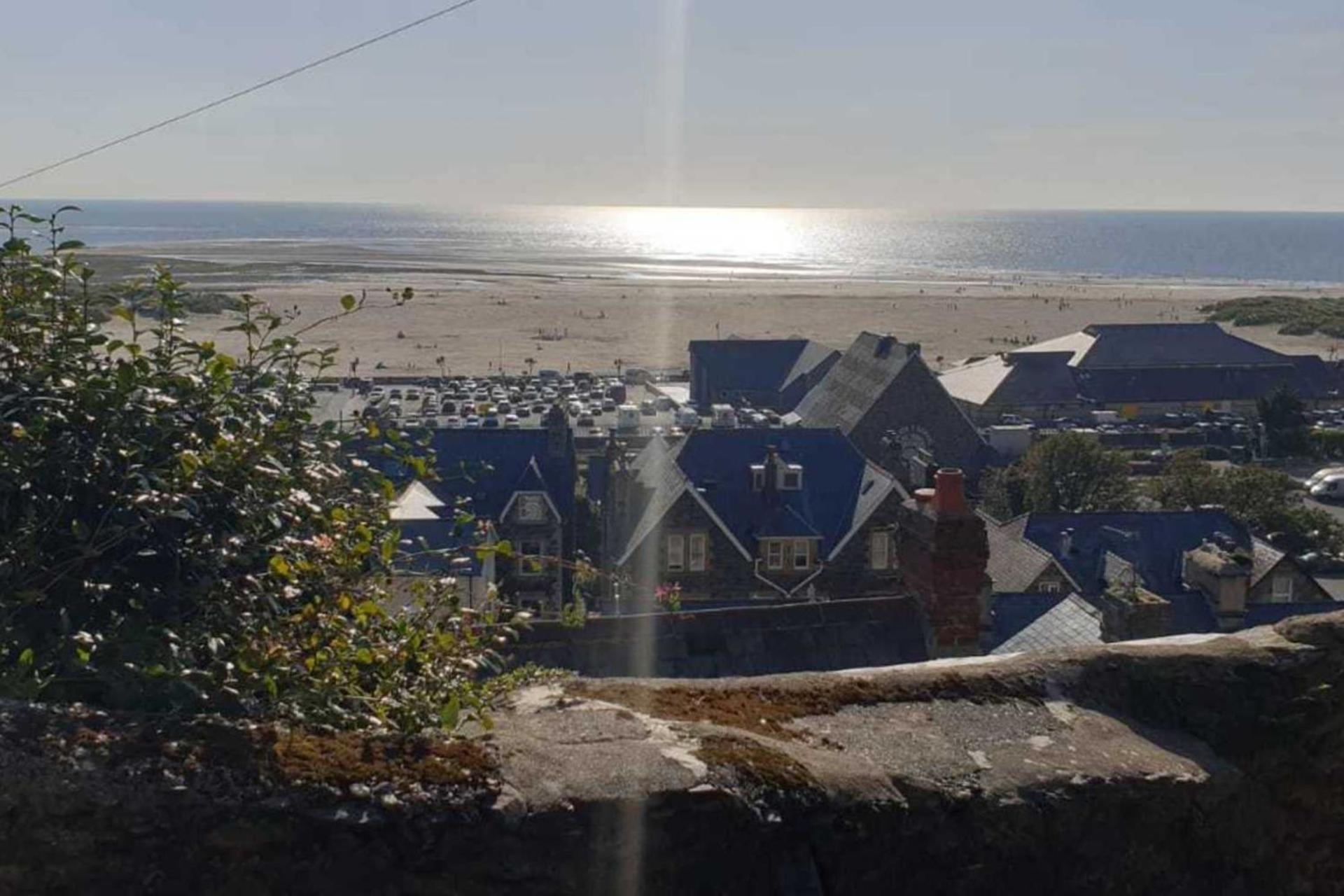 Seaview Apartment Sleeps 2 -Patio -WiFi -Tv