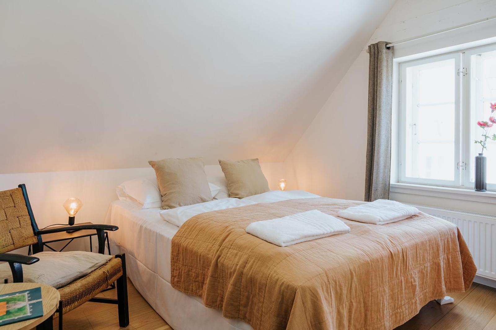 KEFS Guesthouse & Café