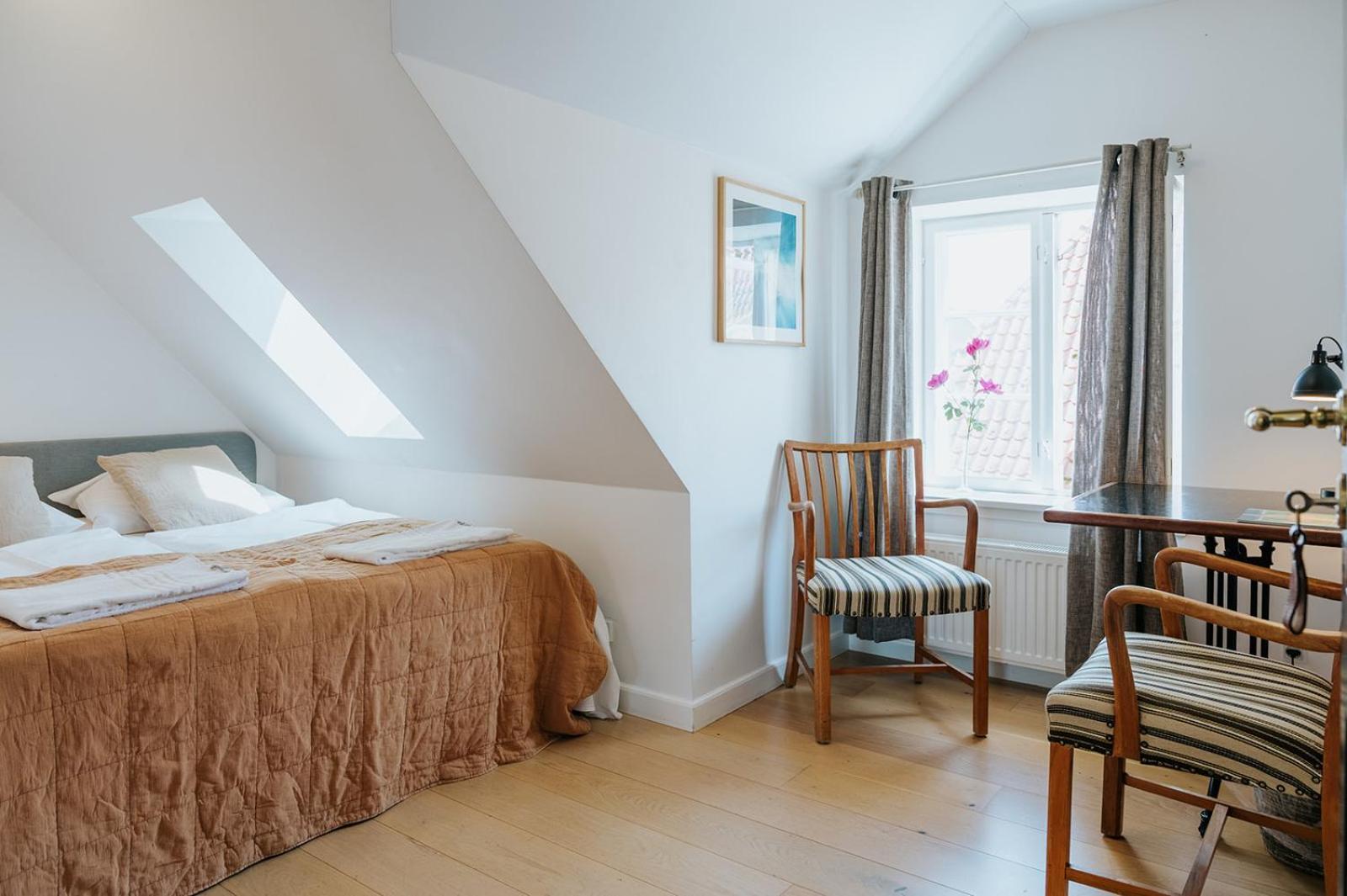 KEFS Guesthouse & Café