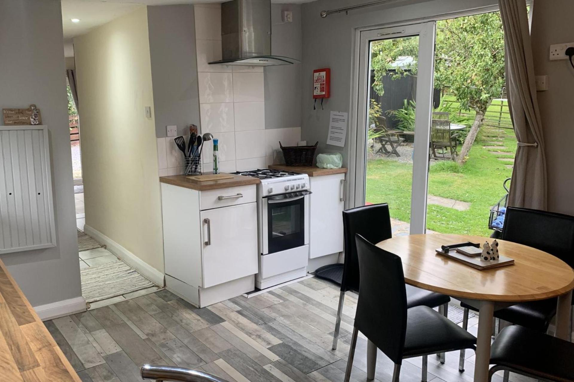 2-Bed Cabin Sleeps 4 -Small Pets Ok -Free Parking