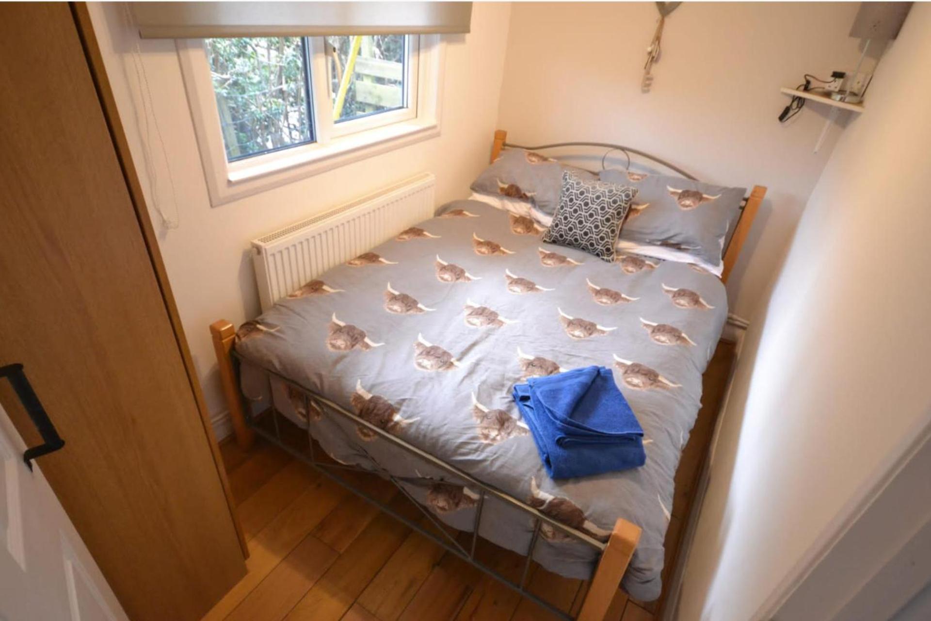 2-Bed Cabin Sleeps 4 -Small Pets Ok -Free Parking