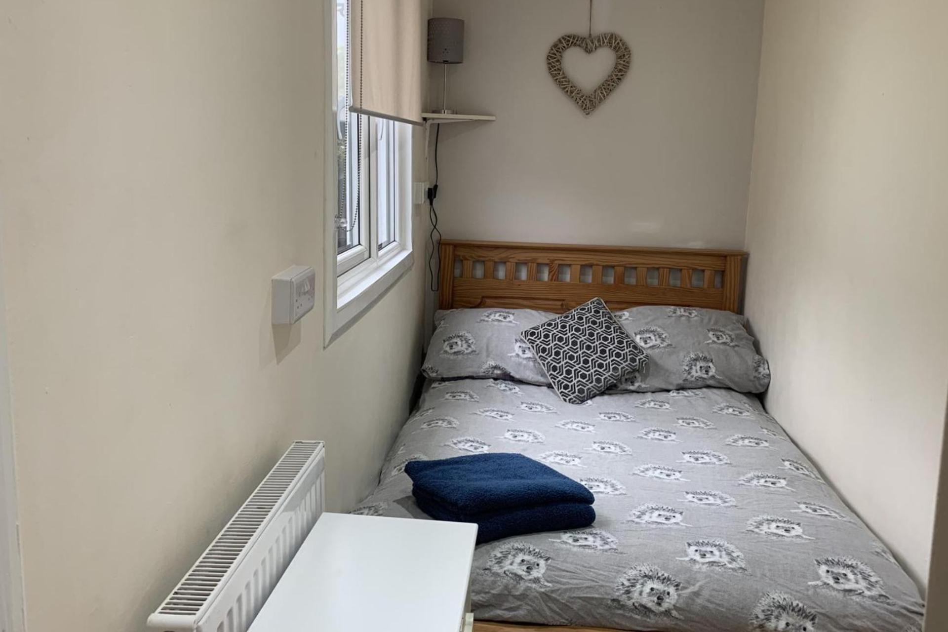 2-Bed Cabin Sleeps 4 -Small Pets Ok -Free Parking