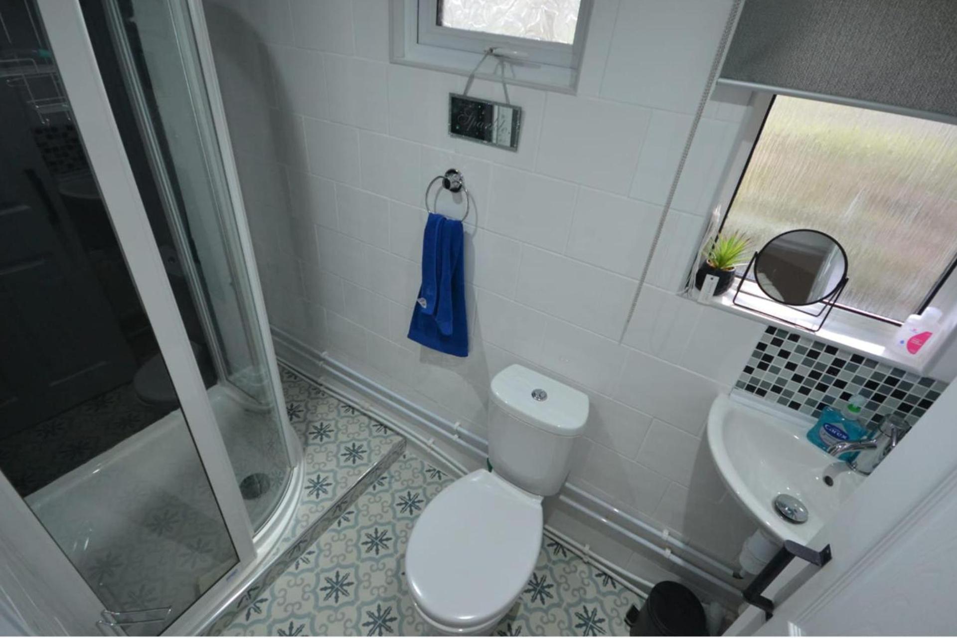 2-Bed Cabin Sleeps 4 -Small Pets Ok -Free Parking