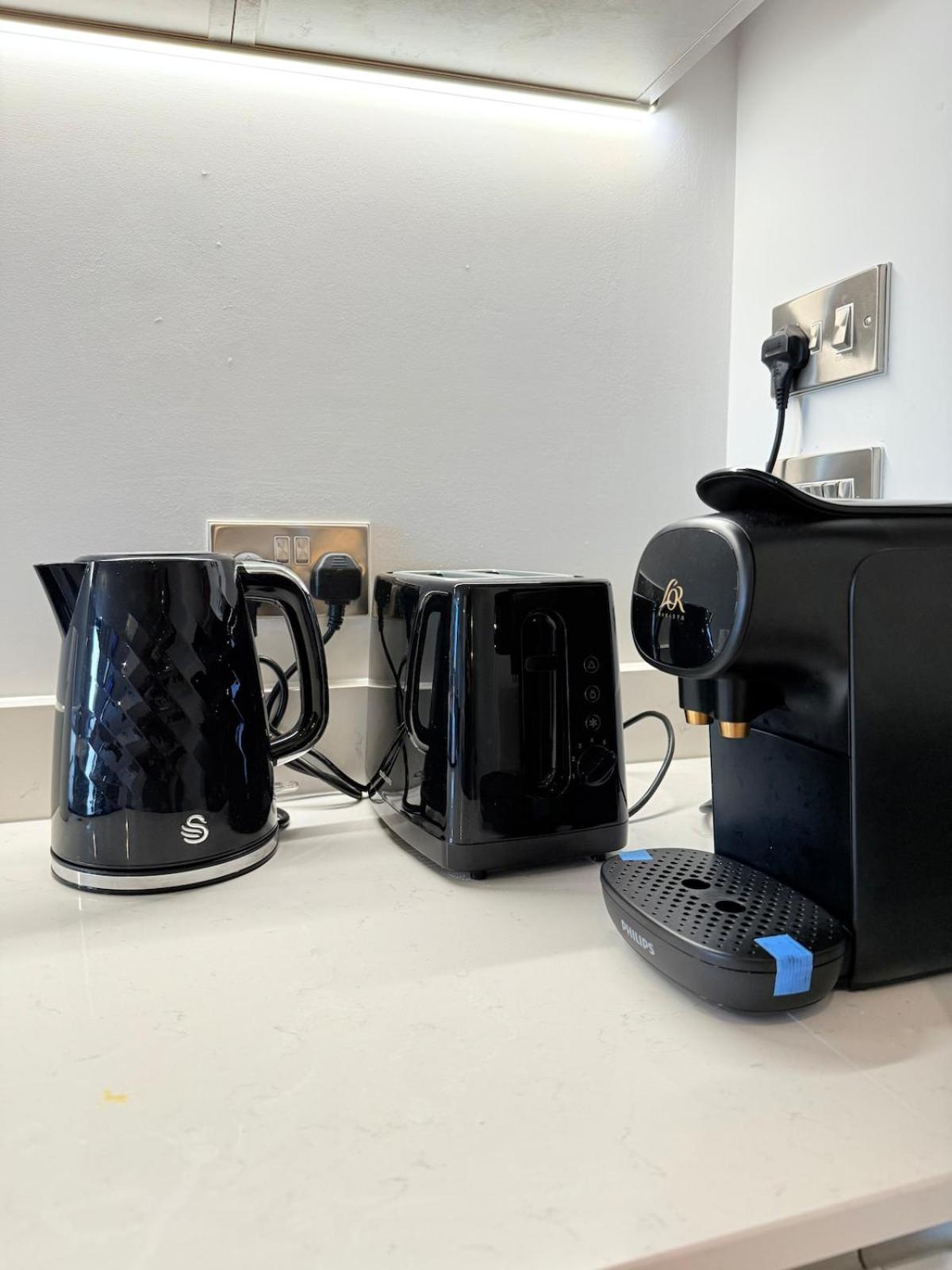 West London Residences - Private Terrace - Opposite Piccadilly Line 20min SOHO Oxford Street