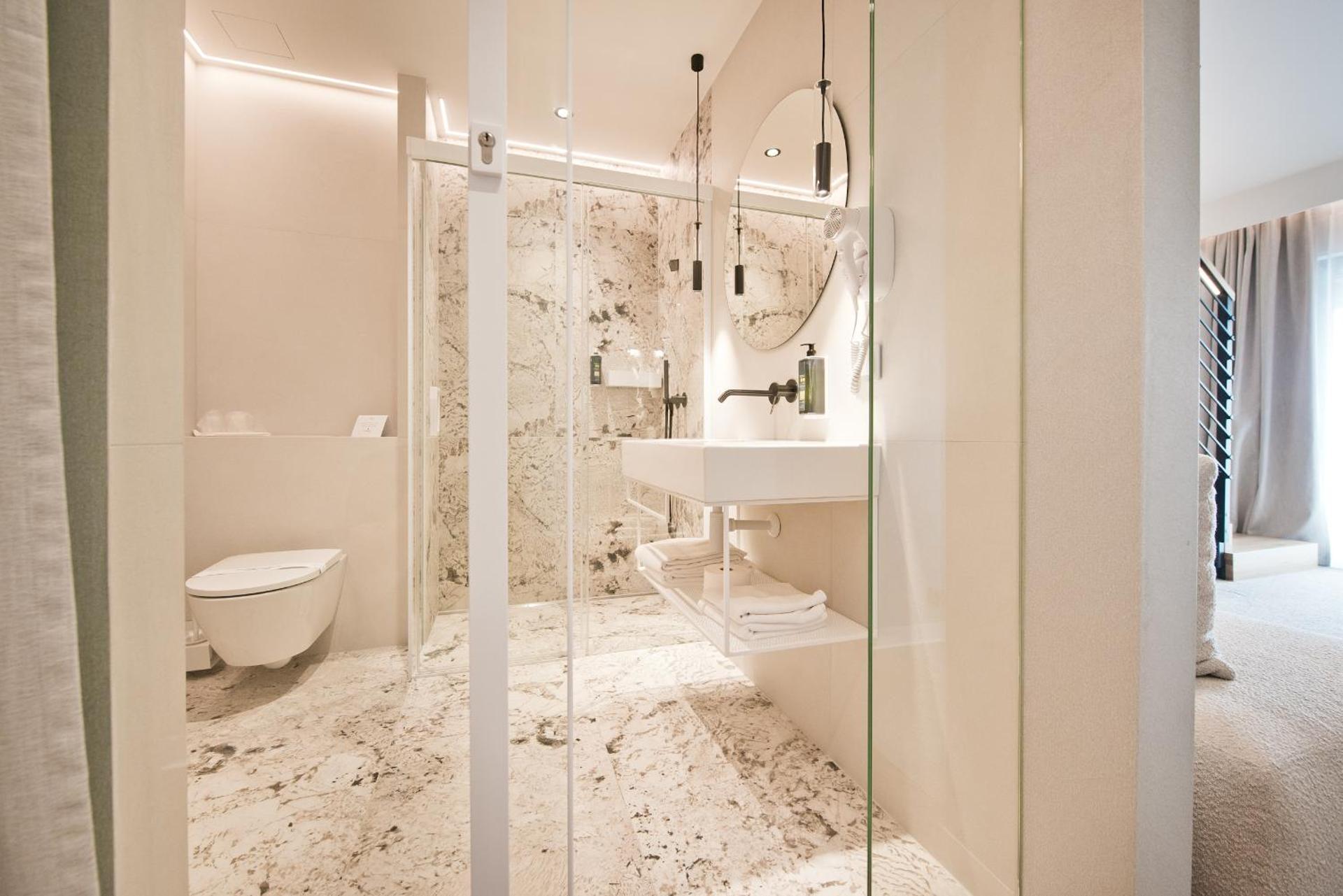 Deluxe One-Bedroom Apartment with mezzanine	