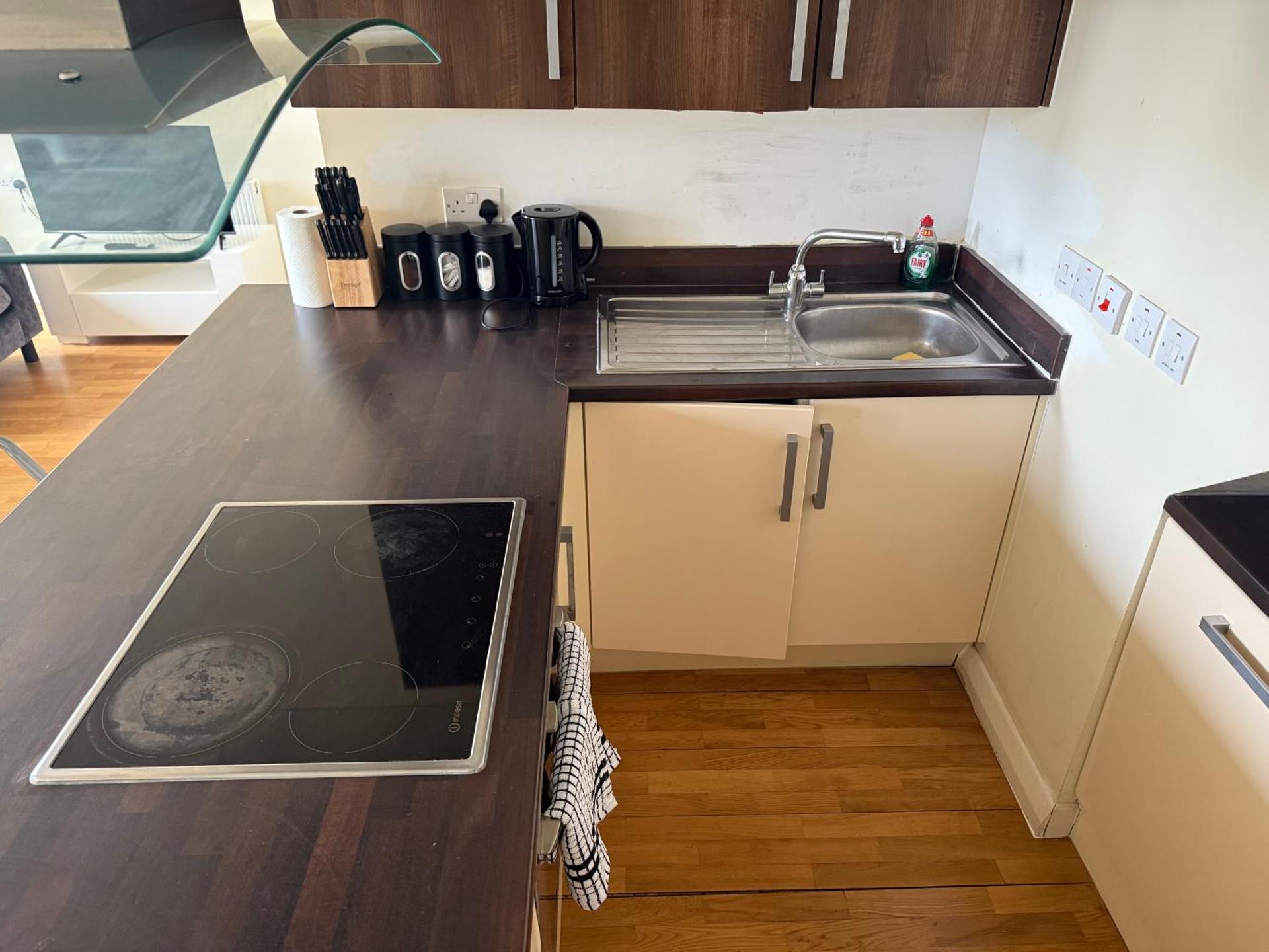 2 bed luxury apartment with balcony Canary Wharf London