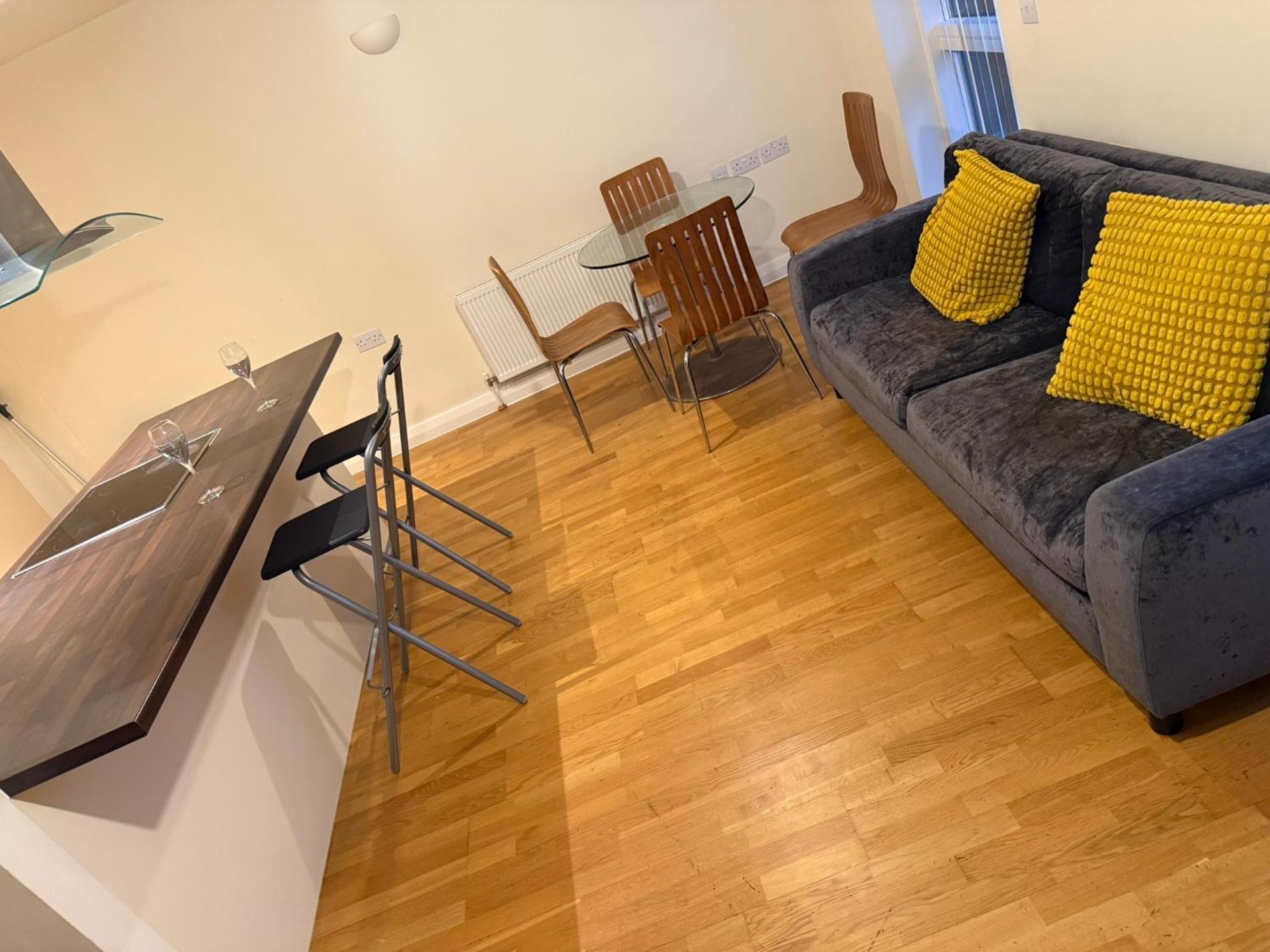 2 bed luxury apartment with balcony Canary Wharf London